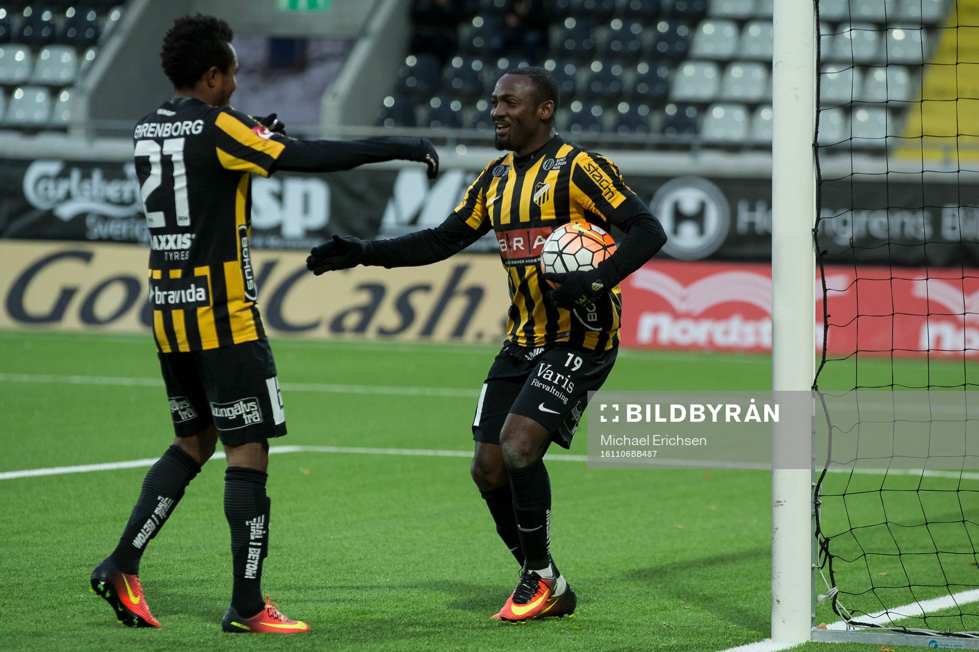 Häckens John Owoeri jublar ihop med Nasiru Mohammed