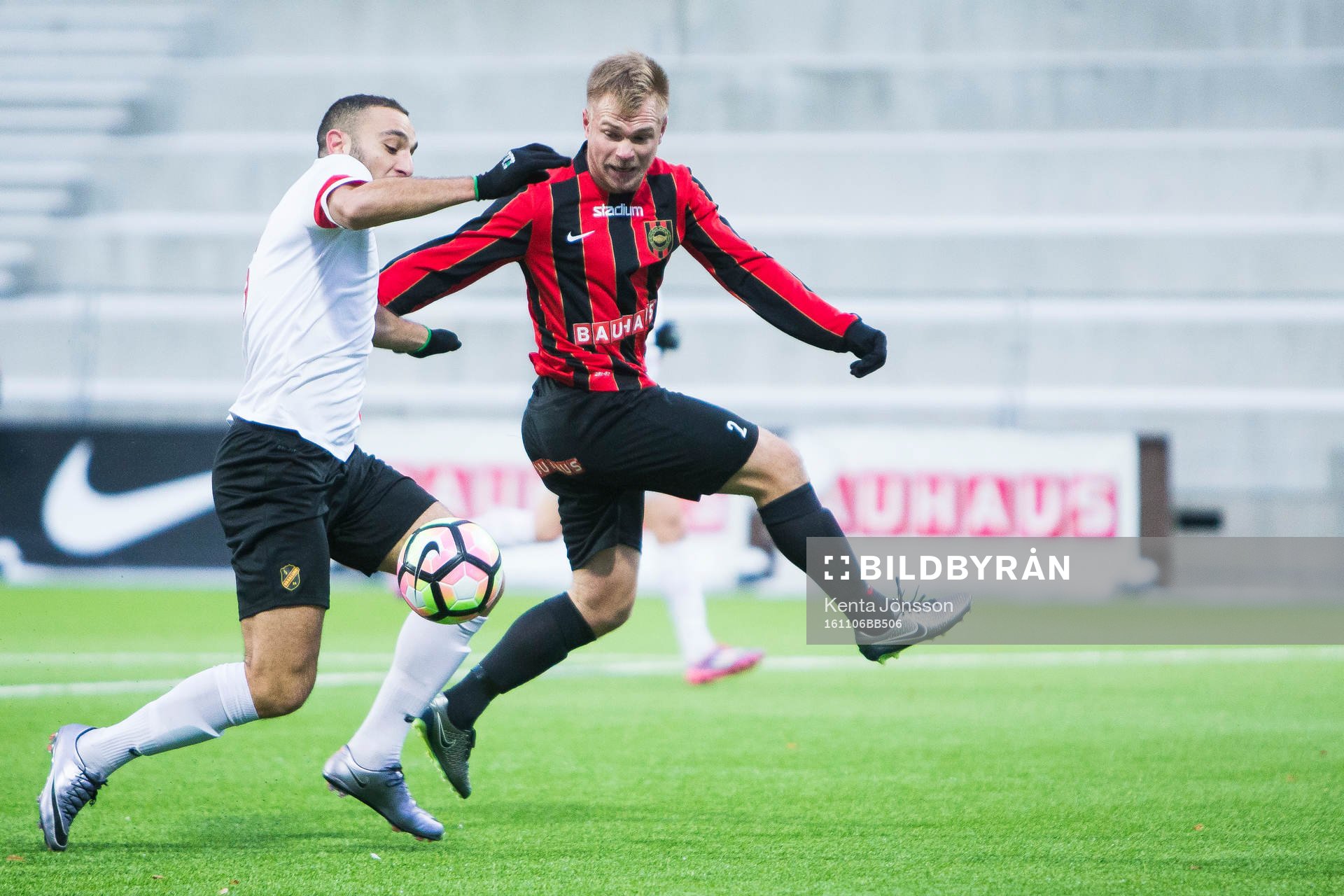 Brommapojkarnas Christopher Brandeborn i kamp om bollen med Vasalunds Danny Tadaris under fotbollsmatchen i Division 1 Norra mellan Brommapojkarna och Vasalund den 6 November 2016 i Stockholm.