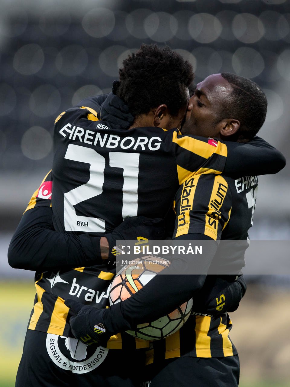 Häckens John Owoeri jublar ihop med Nasiru Mohammed och