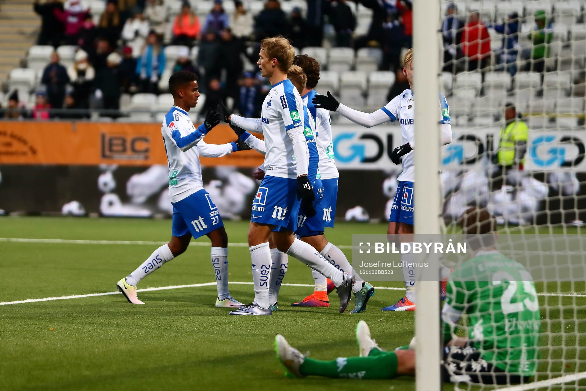 Norrköpings Sebastian Andersson och Tesfaldet Tekie jublar