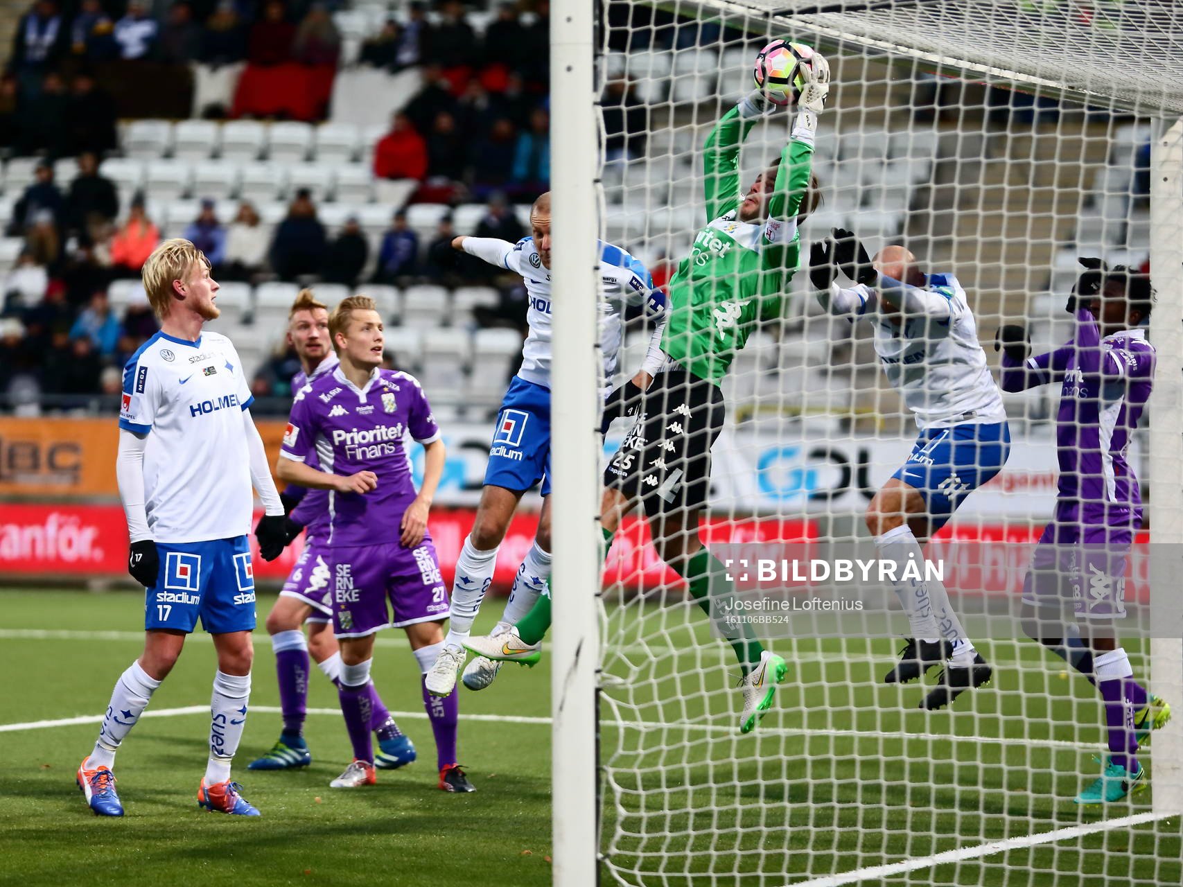IFK Göteborgs målvakt Erik Dahlin räddar bollen