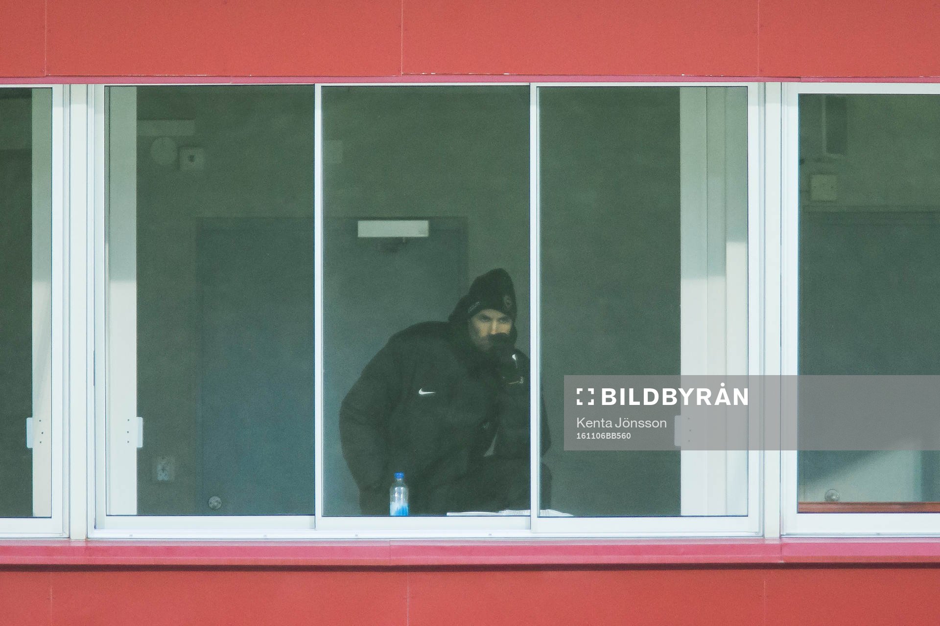 Brommapojkarnas tränare Olof Mellberg ser på matchen