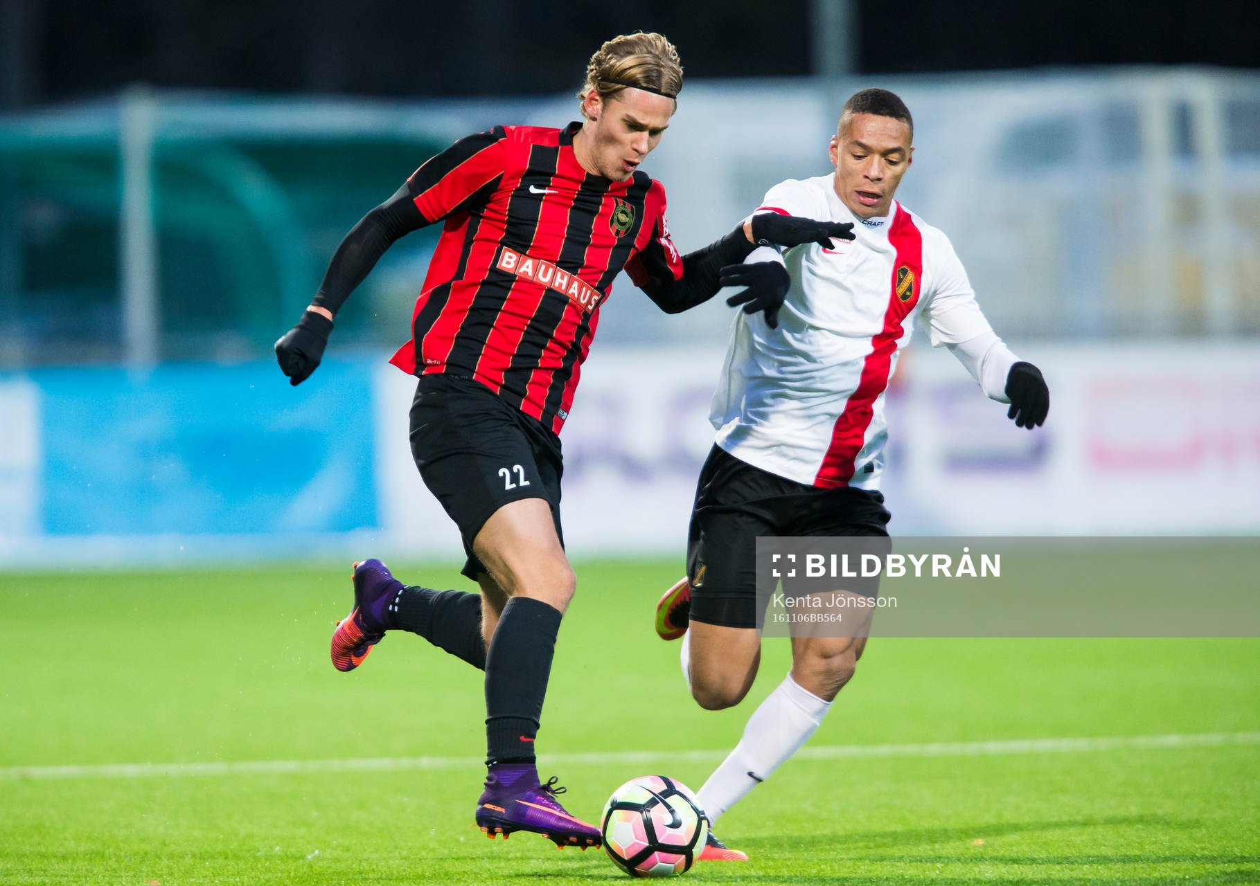 Brommapojkarnas Felix Beijmo i kamp om bollen med Vasalunds Kevin Kabran under fotbollsmatchen i Division 1 Norra mellan Brommapojkarna och Vasalund den 6 November 2016 i Stockholm. 