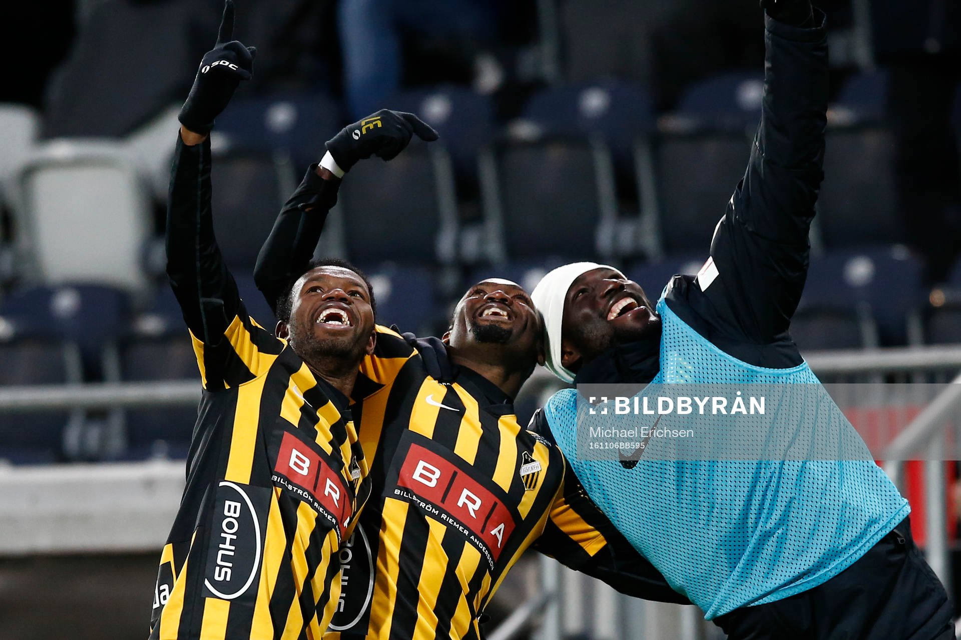 Häckens John Owoeri (m) jublar