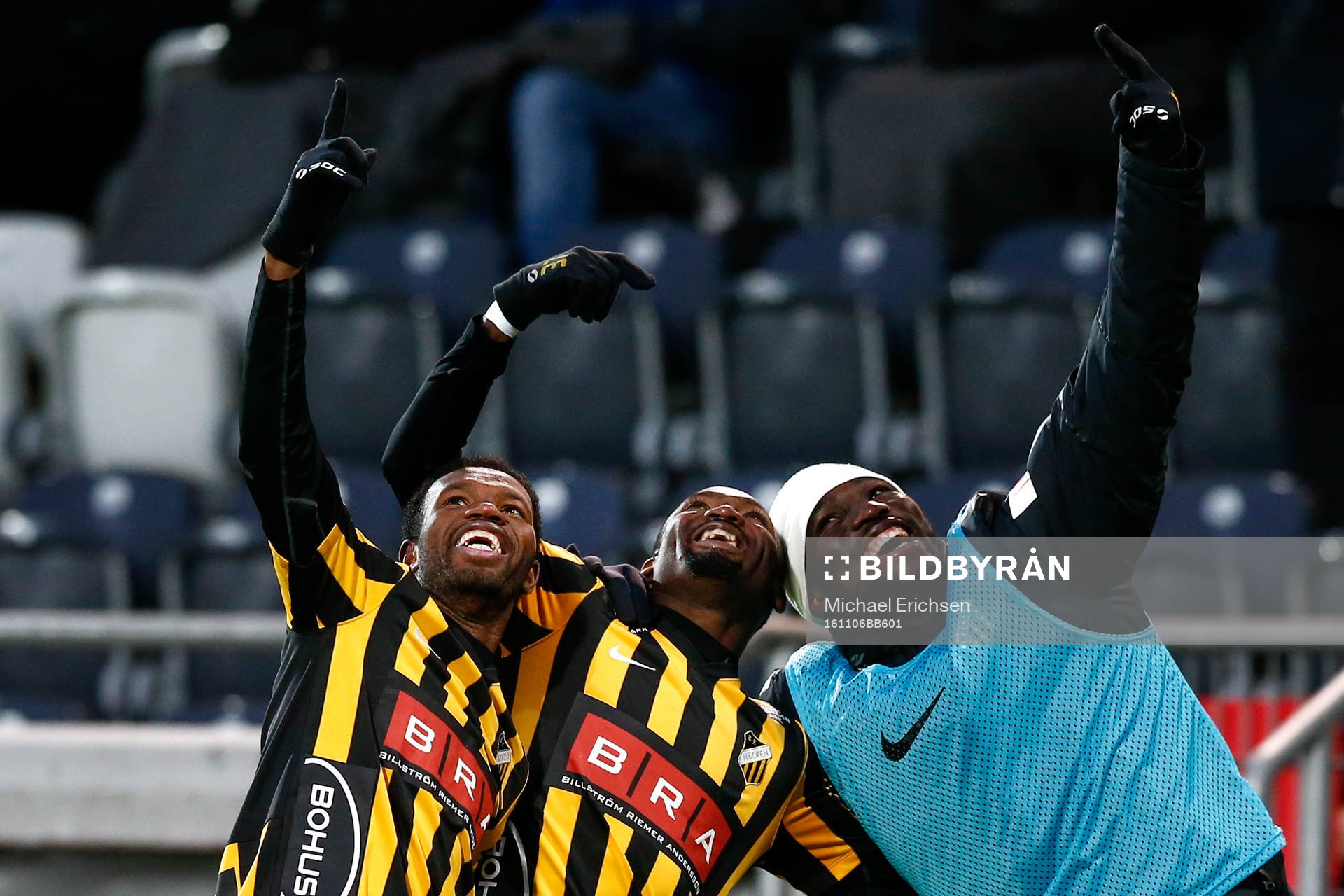 Häckens Mohammed Abubakari (v) och John Owoeri (m) jublar