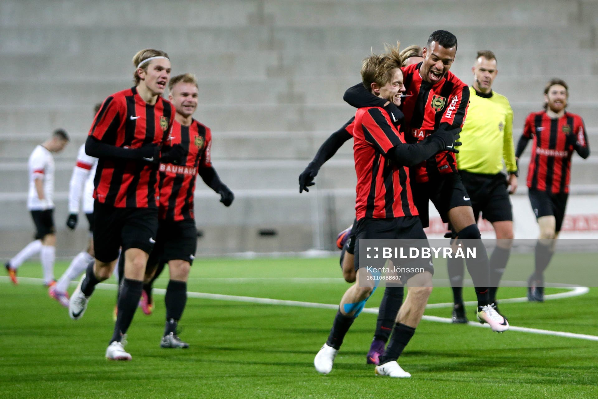 Brommapojkarnas Jakob Ortmark jublar med Joel Qviberg och