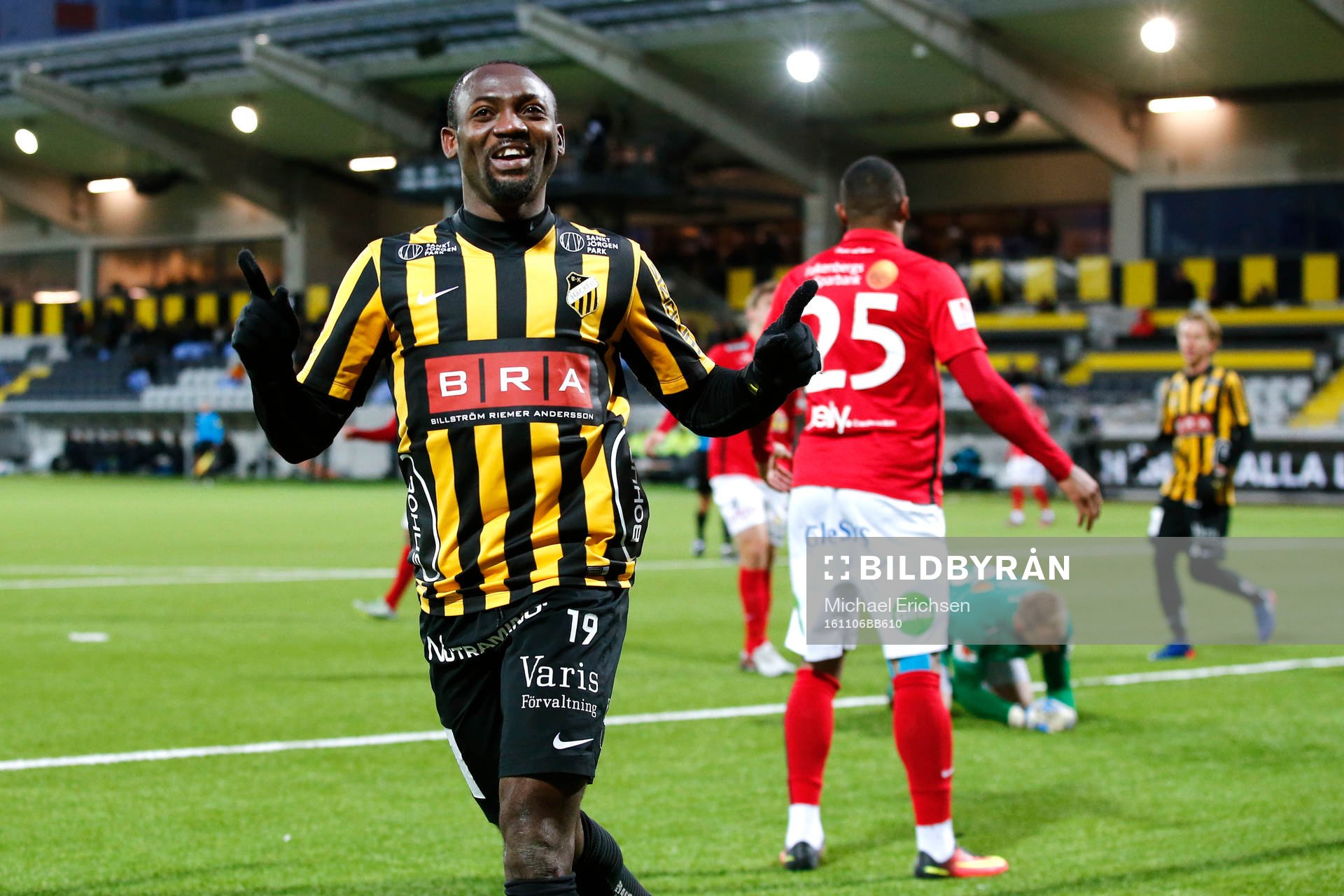 Häckens John Owoeri jublar