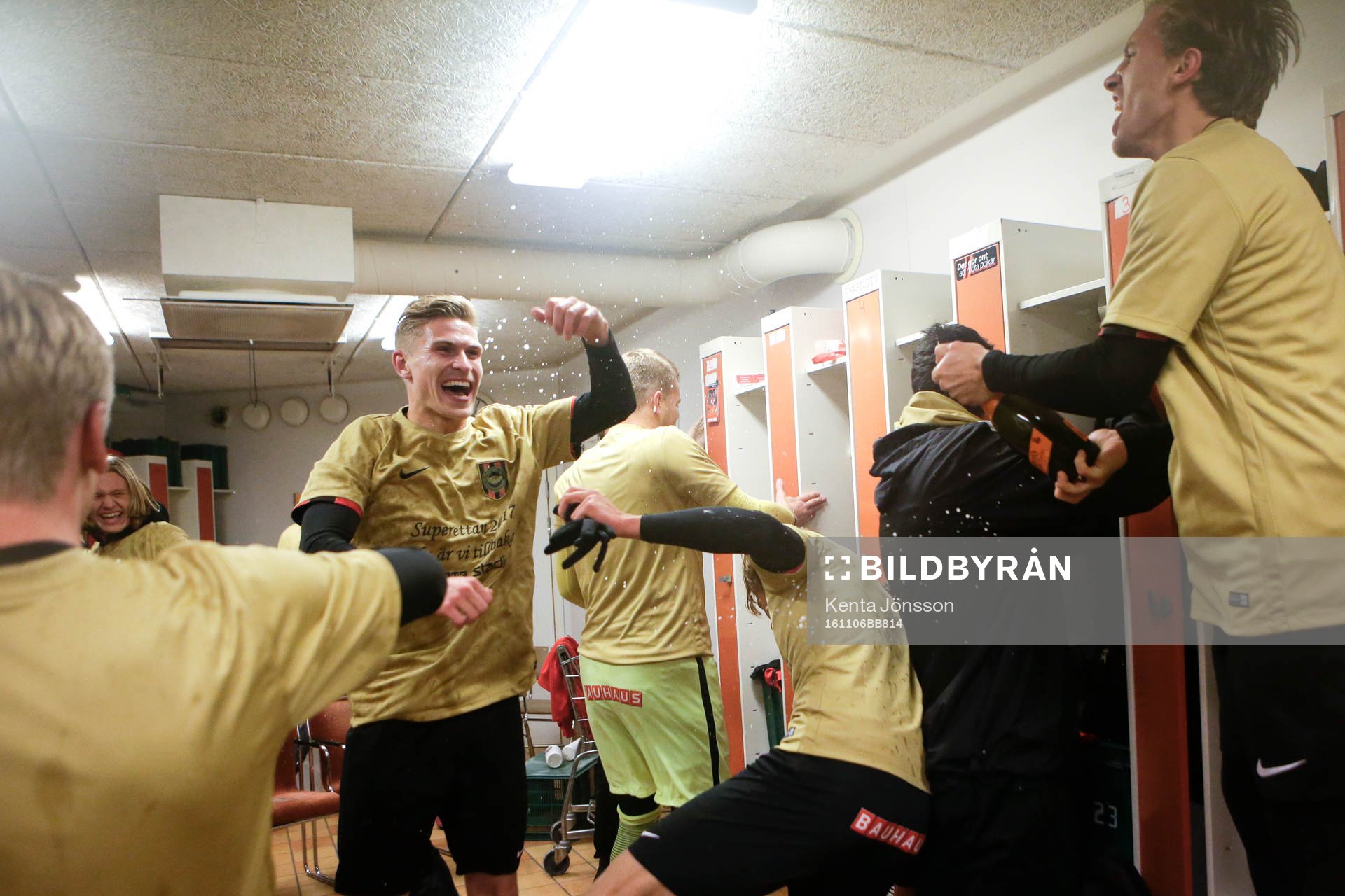 Brommapojkarna jublar i omklädningsrummet efter fotbollsmatchen i Division 1 Norra mellan Brommapojkarna och Vasalund den 6 November 2016 i Stockholm. 