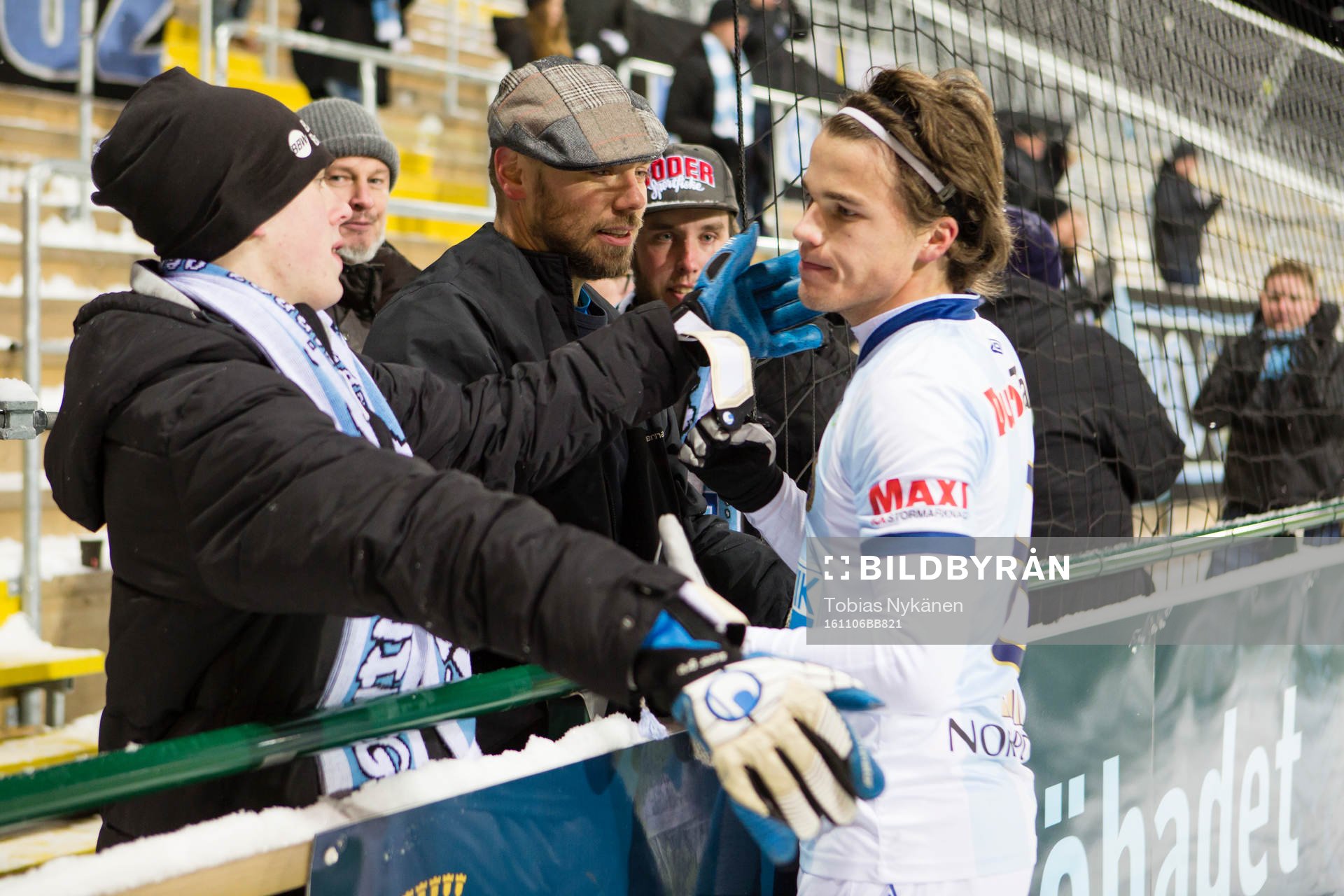 Gefles supportrar tackar Simon Skrabb