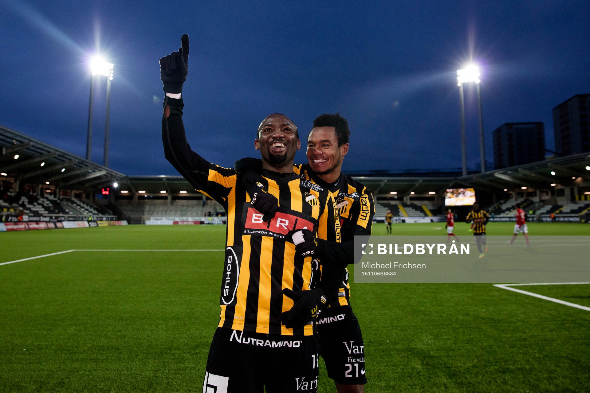 Häckens John Owoeri jublar ihop med Nasiru Mohammed