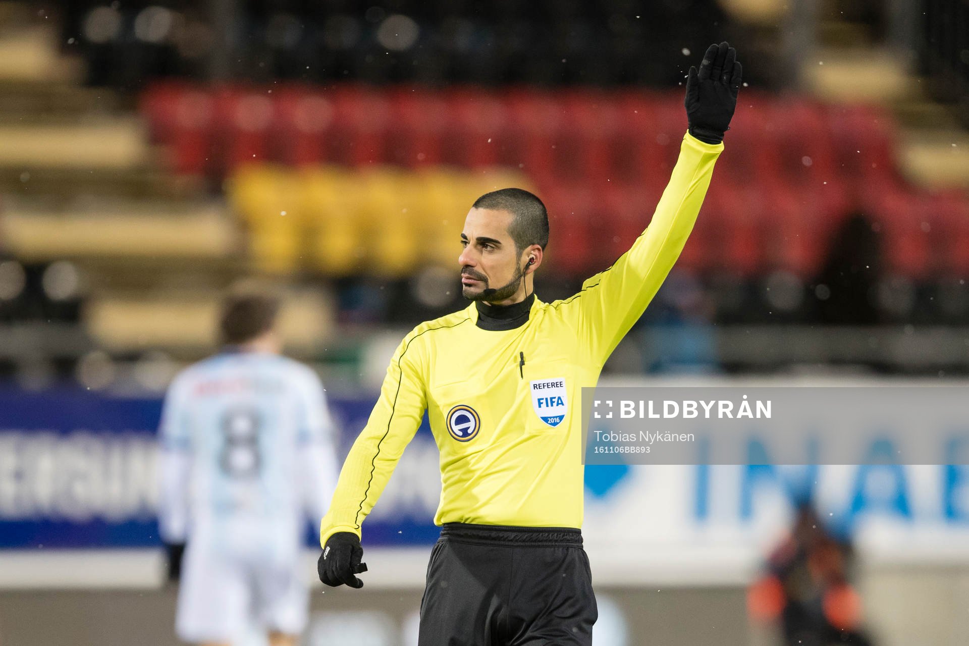 Domare Mohammed Al-Hakim under fotbollsmatchen i Allsvenskan mellan Östersund och Gefle den 26 oktober 2016 i Östersund.