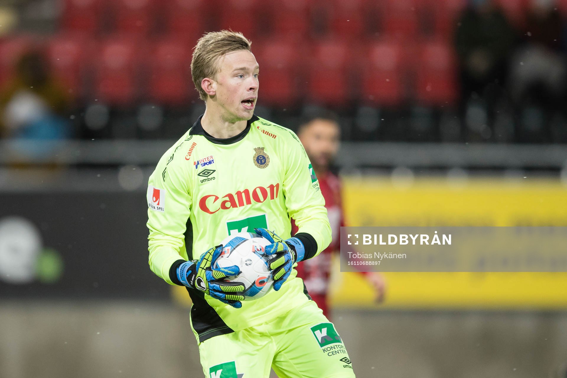 Gefles målvakt Andreas Andersson under fotbollsmatchen i Allsvenskan mellan Östersund och Gefle den 26 oktober 2016 i Östersund.