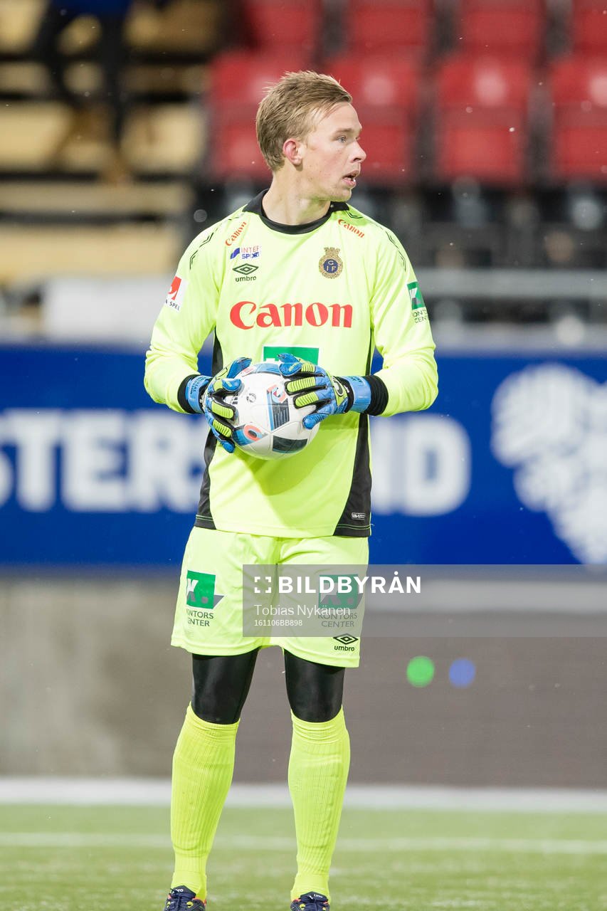 Gefles målvakt Andreas Andersson under fotbollsmatchen i Allsvenskan mellan Östersund och Gefle den 26 oktober 2016 i Östersund.
