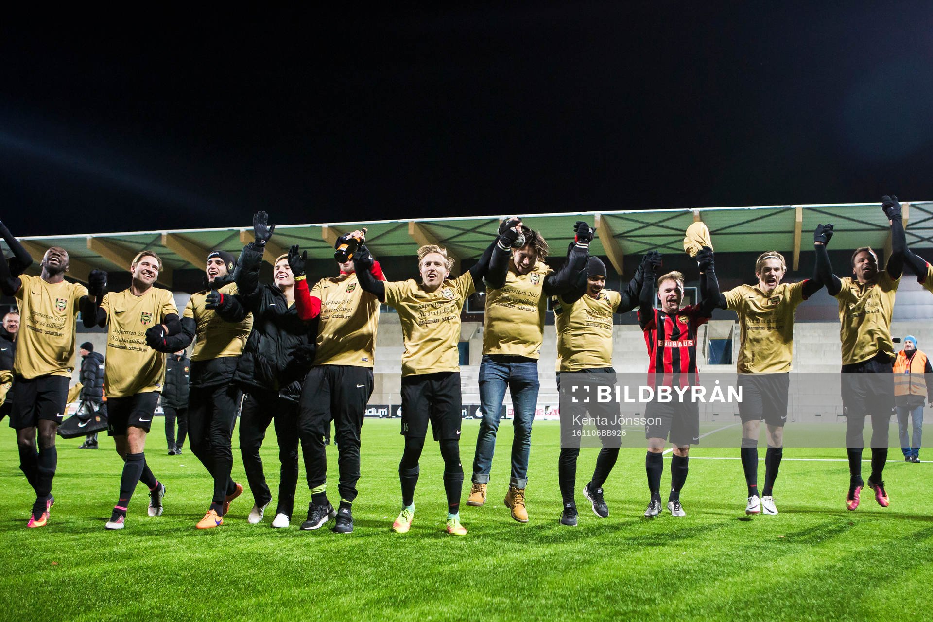 Brommapojkarnas spelare jublar