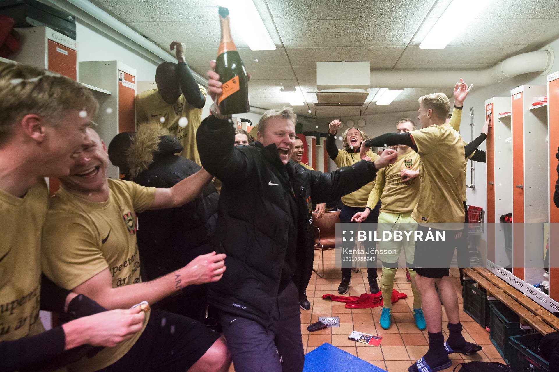 Brommapojkarnas spelare med sportchef Robert Björknesjö