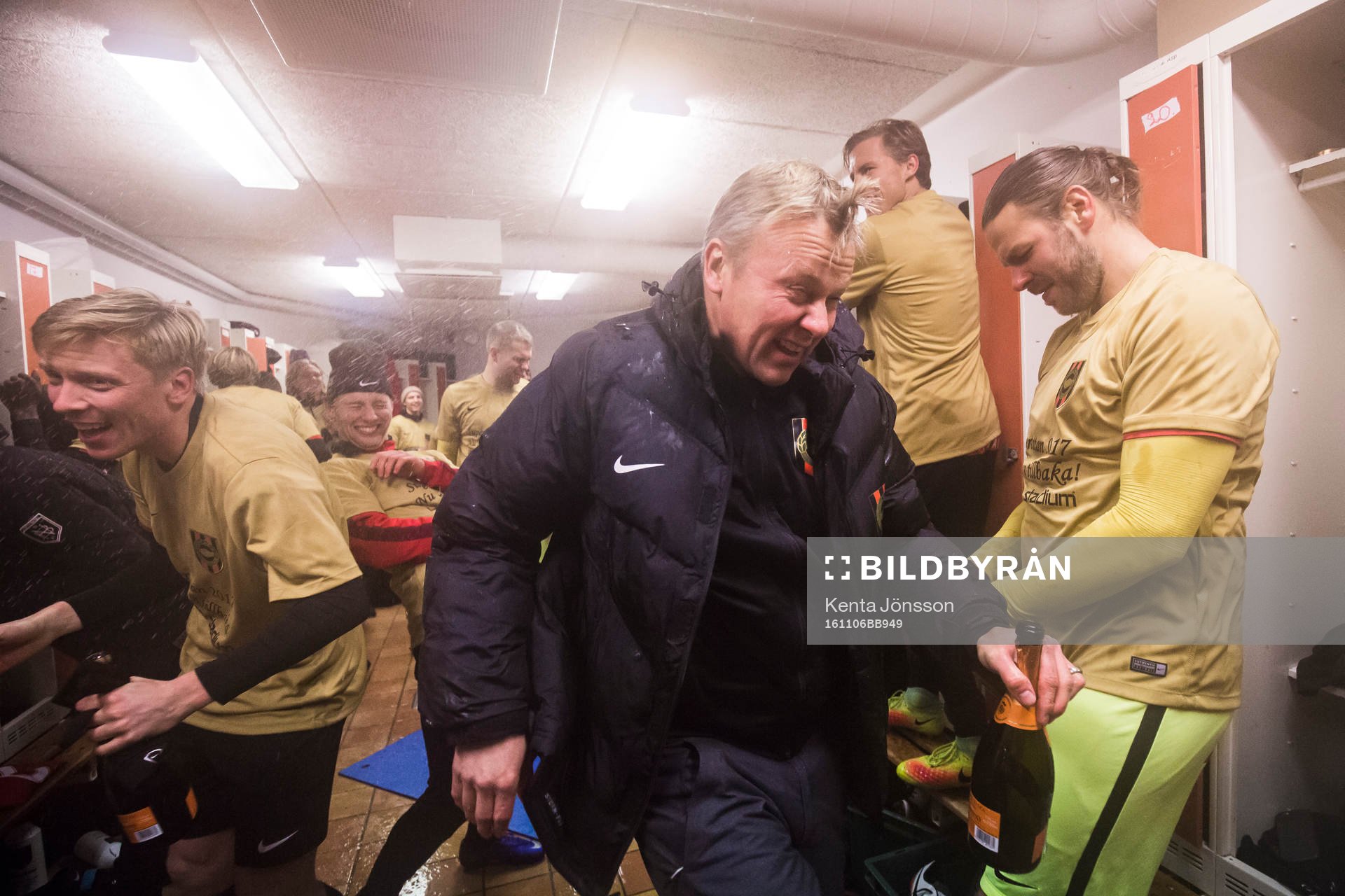 Brommapojkarnas spelare med sportchef Robert Björknesjö