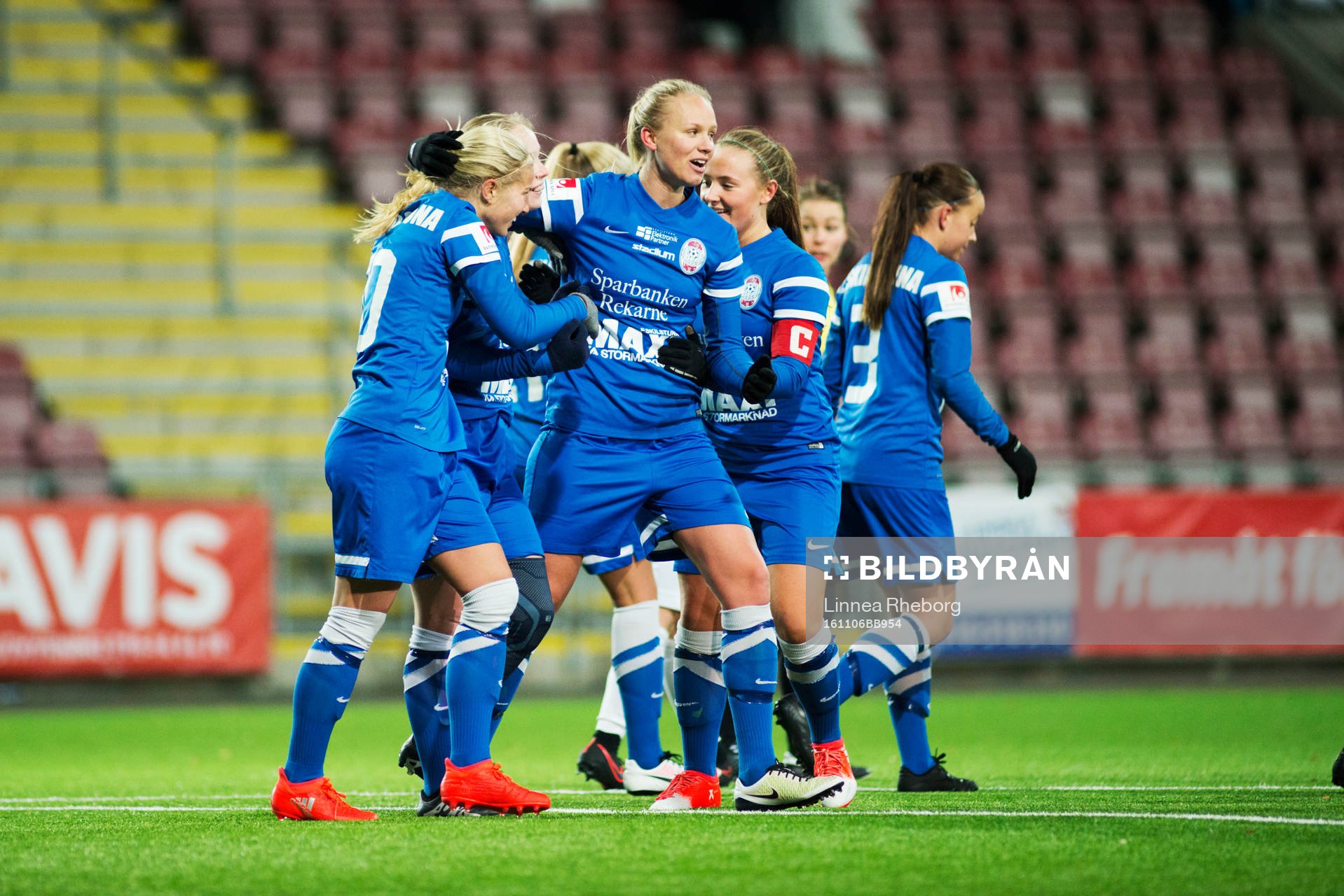 Eskilstunas spelare jublar efter att Eskilstunas Sara Linnakallio gjort 1-3 under finalen i Svenska Spel F19 mellan Hovås Billdal och Eskilstuna United den 6 november 2016 i Eskilstuna.
