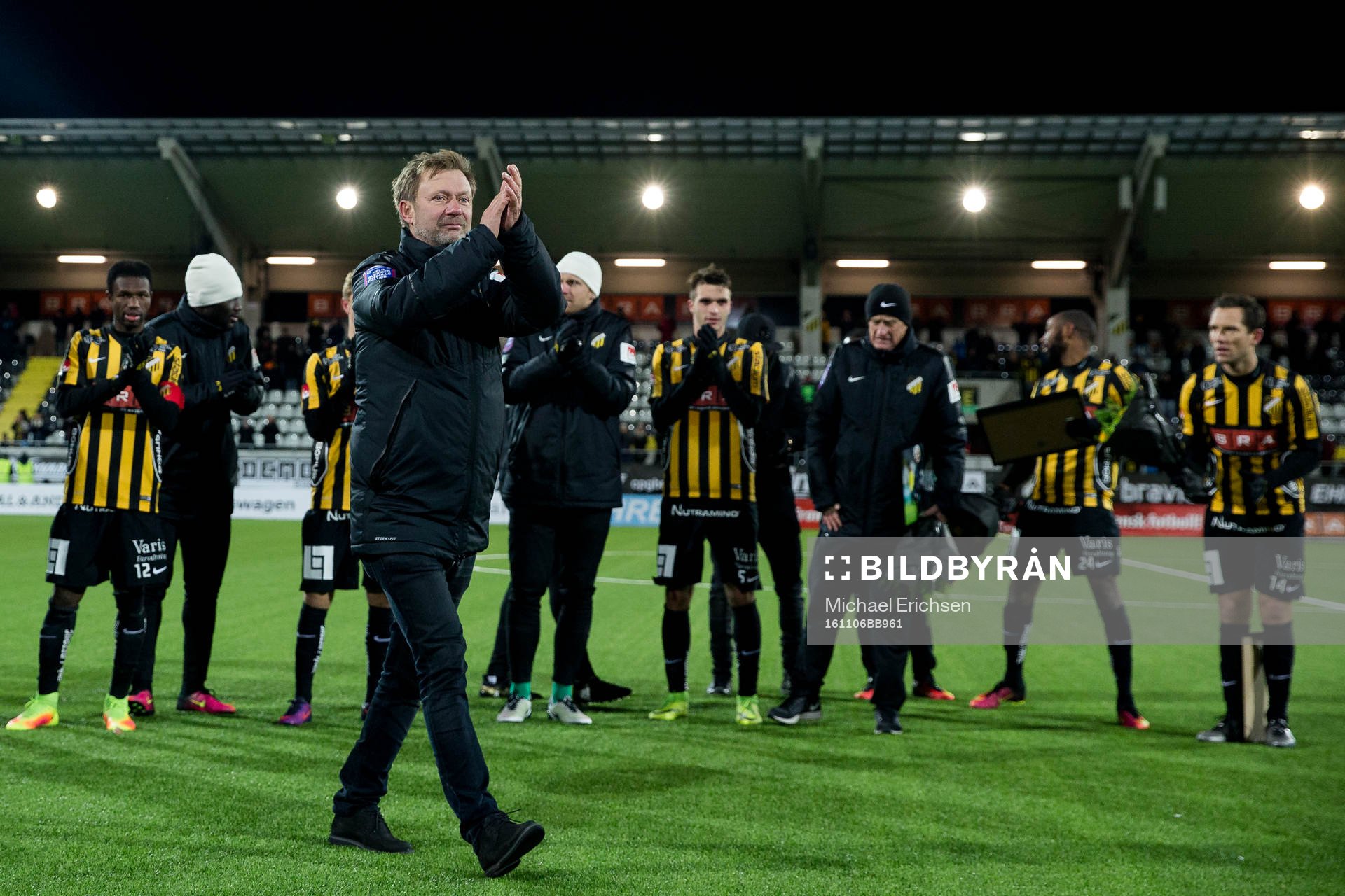 Häckens tränare Peter Gerhardsson avtackas för sin tid i