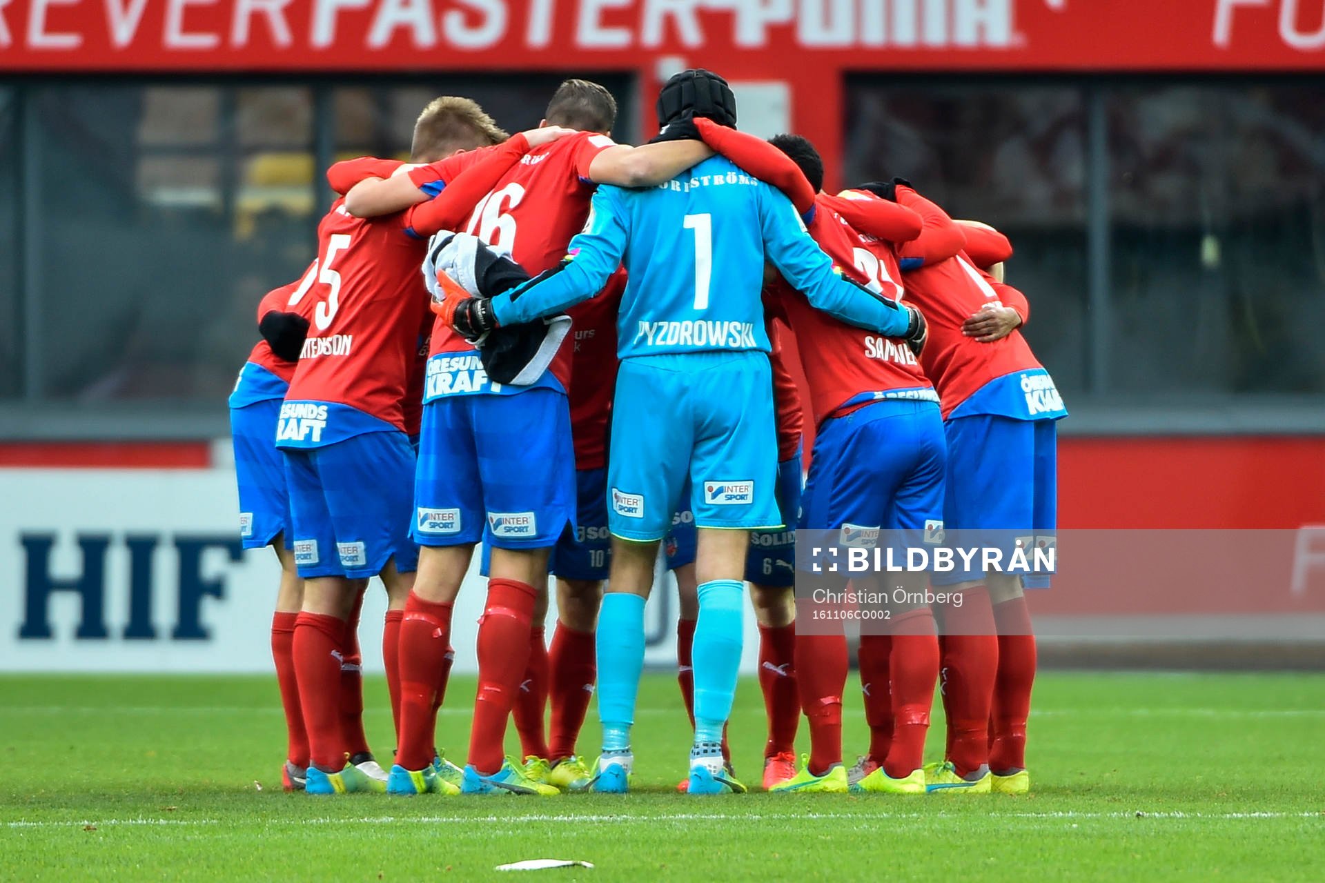 Helsingborgs spelare kramar om varandra innan