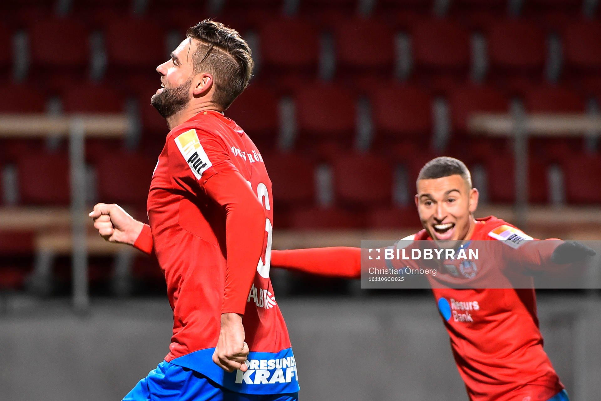 Helsingborgs Mikael Dahlberg och Jordan Larsson jublar