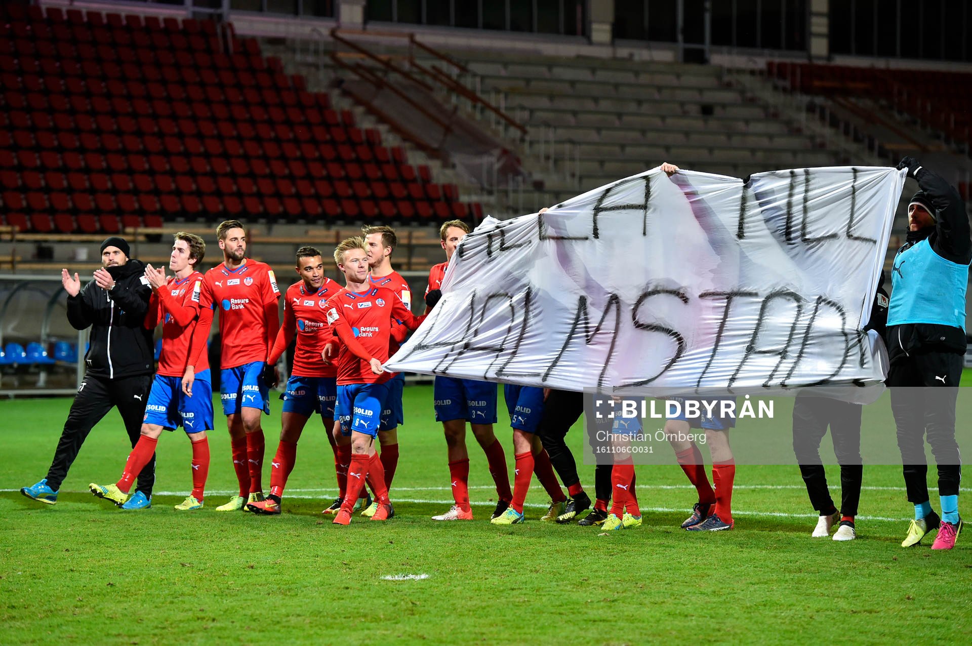 Helsingborgs spelare tackar publiken med en banderoll med