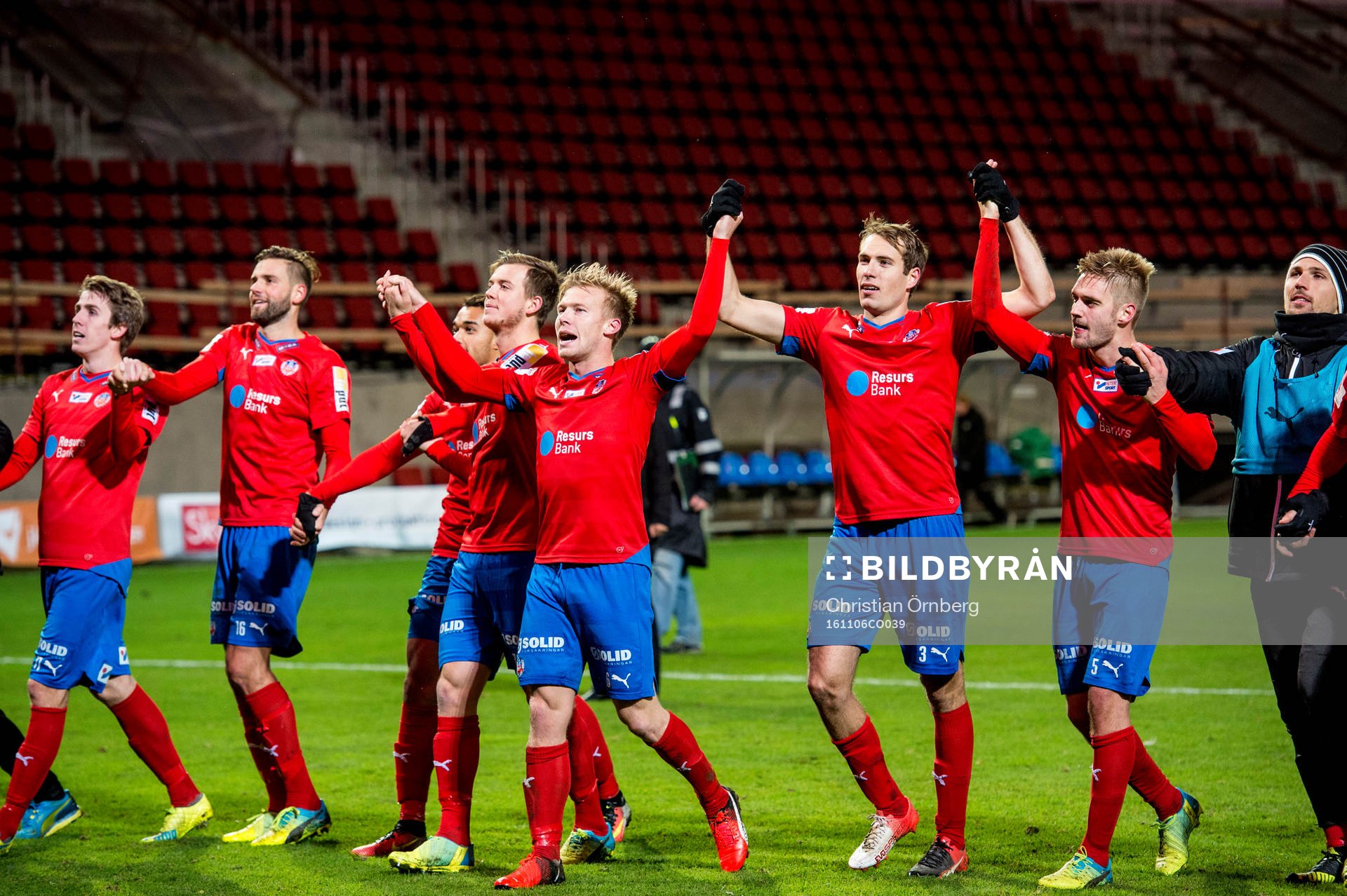 Helsingborgs Andreas Landgren i mitten jublar med