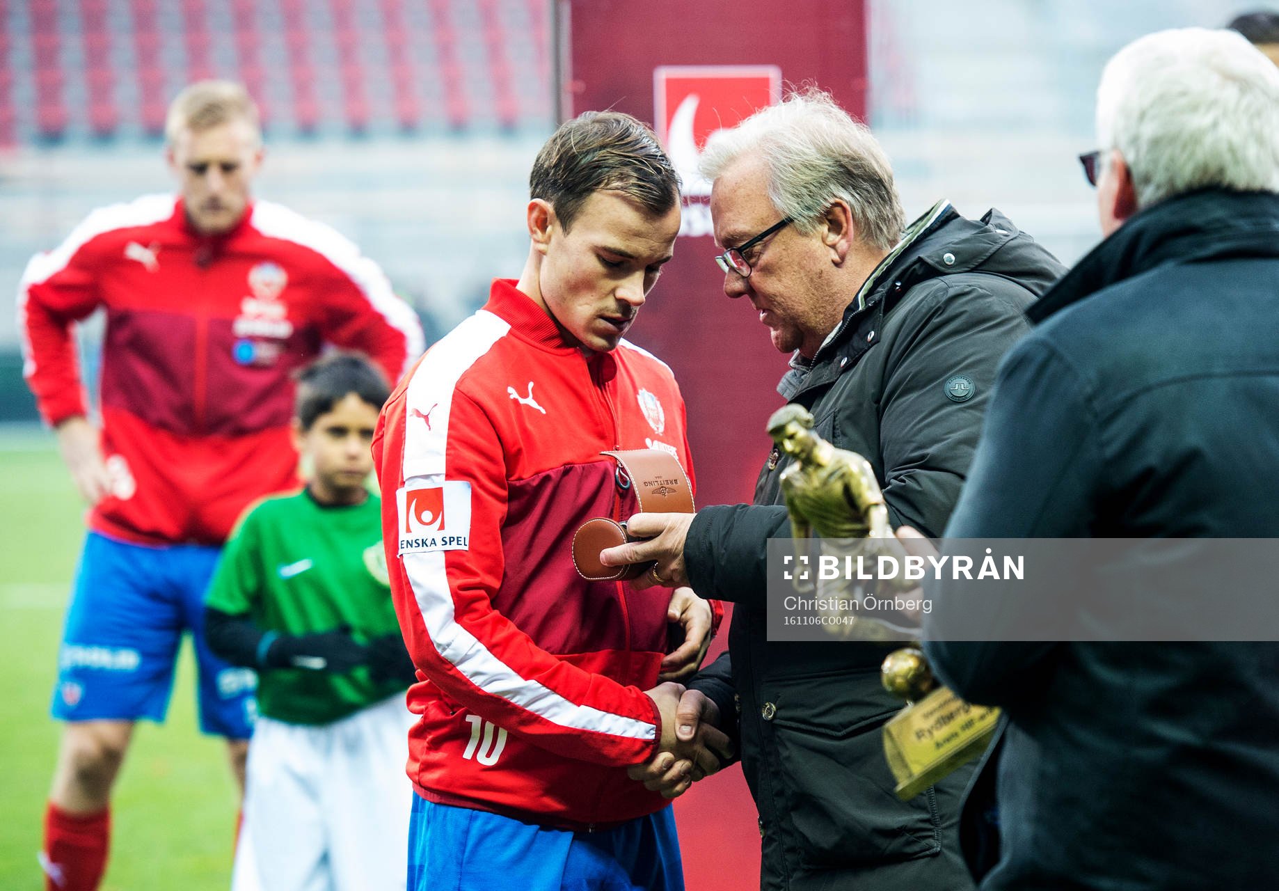 Helsingborgs Anton Wede tar emot en Breitling och