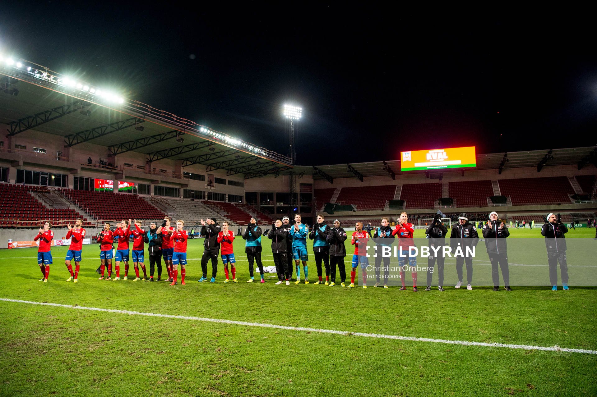 Helsingborgs spelare och ledare jublar efter vinsten med 2-0 i fotbollsmatchen i Allsvenskan mellan Helsingborg och Jönköping den 6 november 2016 i Helsingborg.