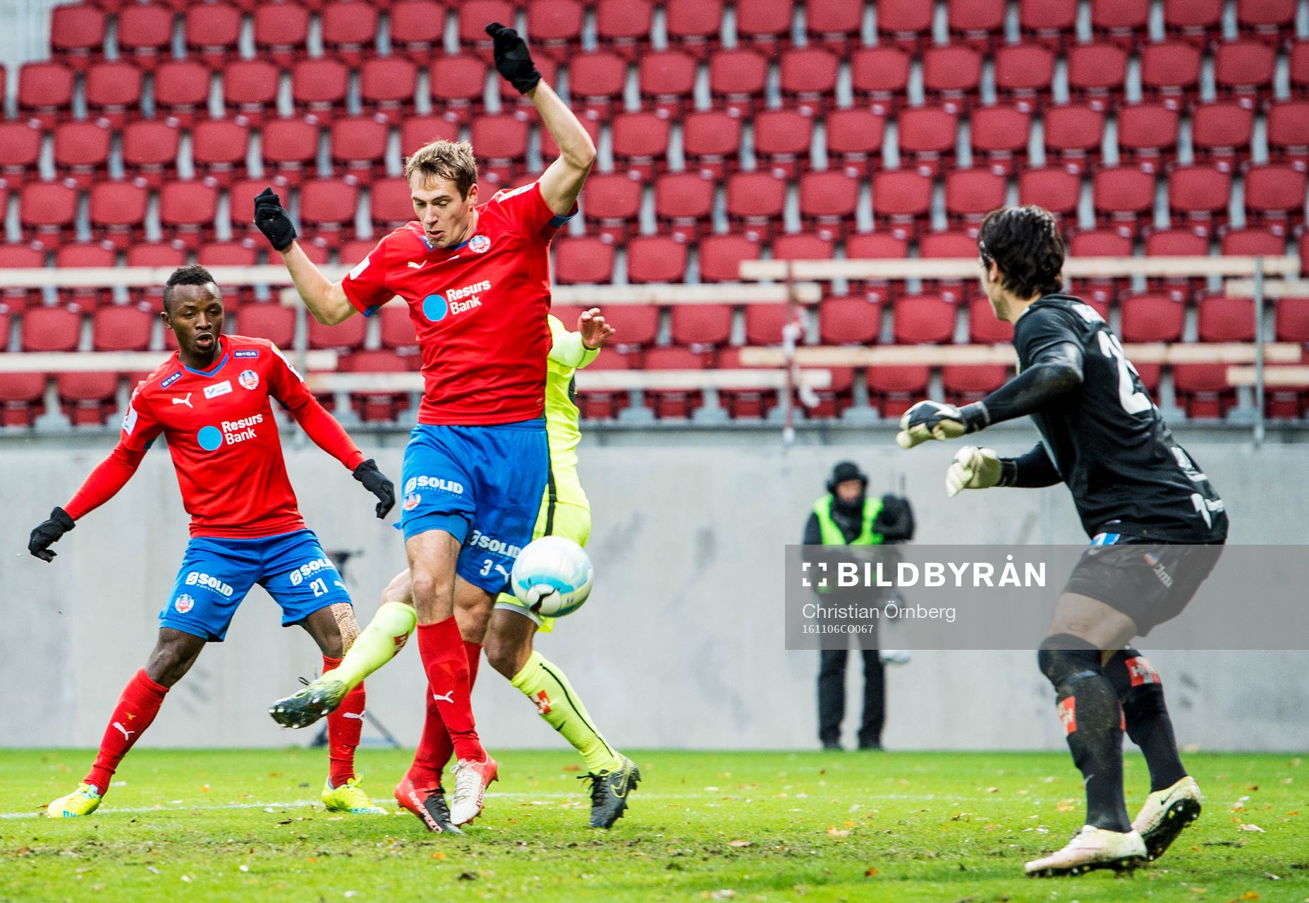 Helsingborgs Frederik Helstrup Jensen slår in 1-0 på