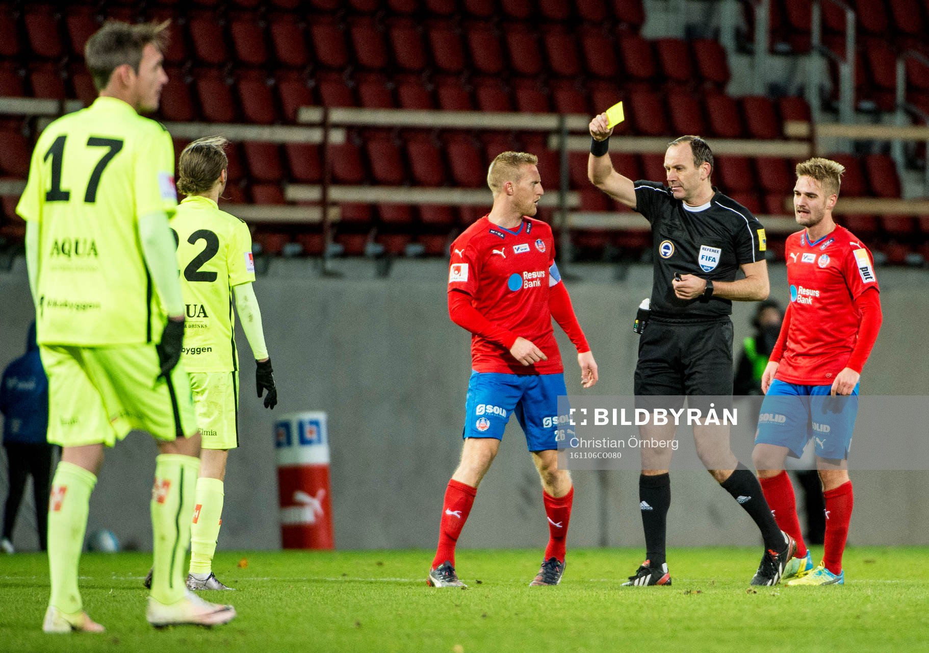Domaren Jonas Eriksson ger Jönköpings Pawel Cibicki gult