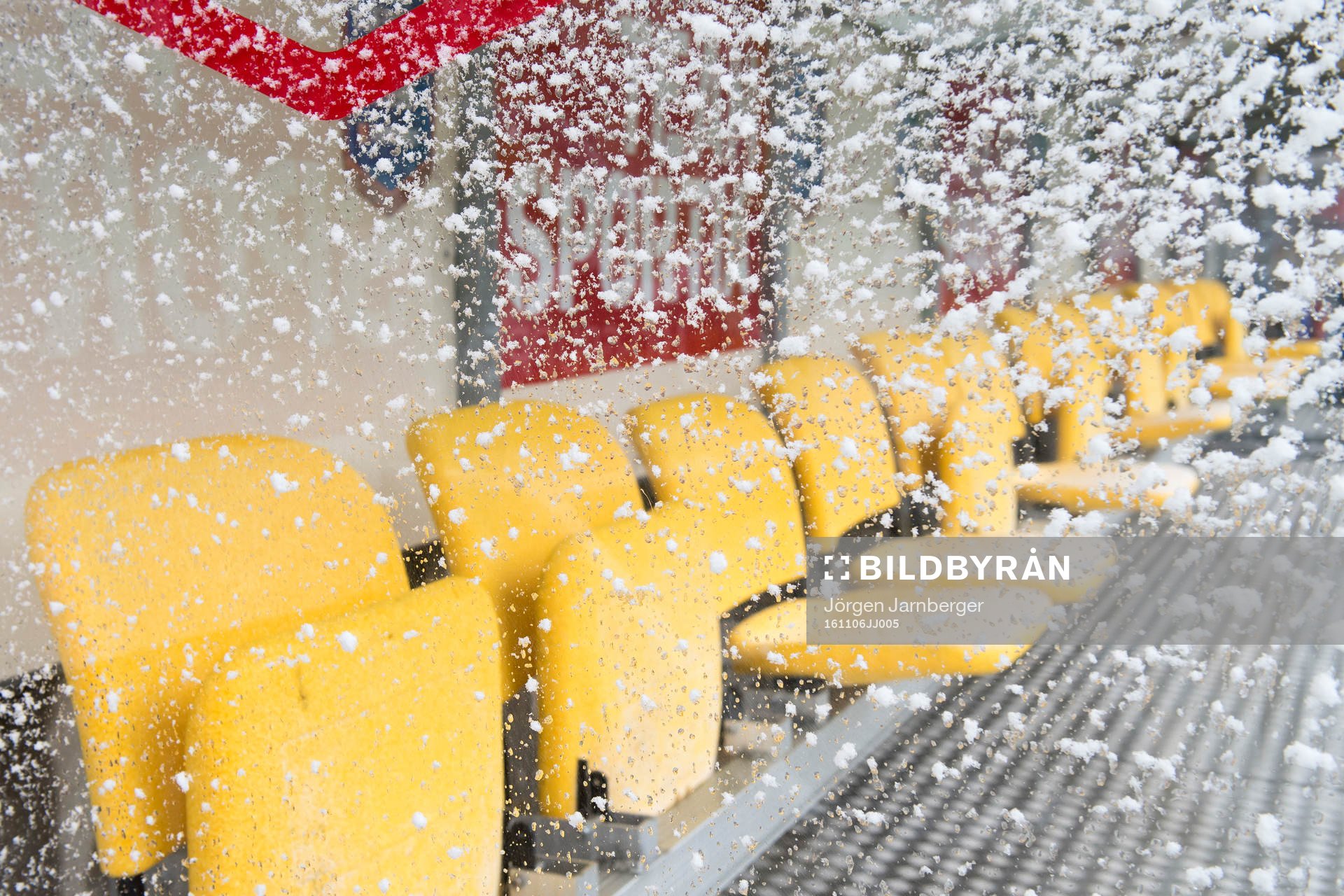 Snö på stolarna för spelarna innan fotbollsmatchen i