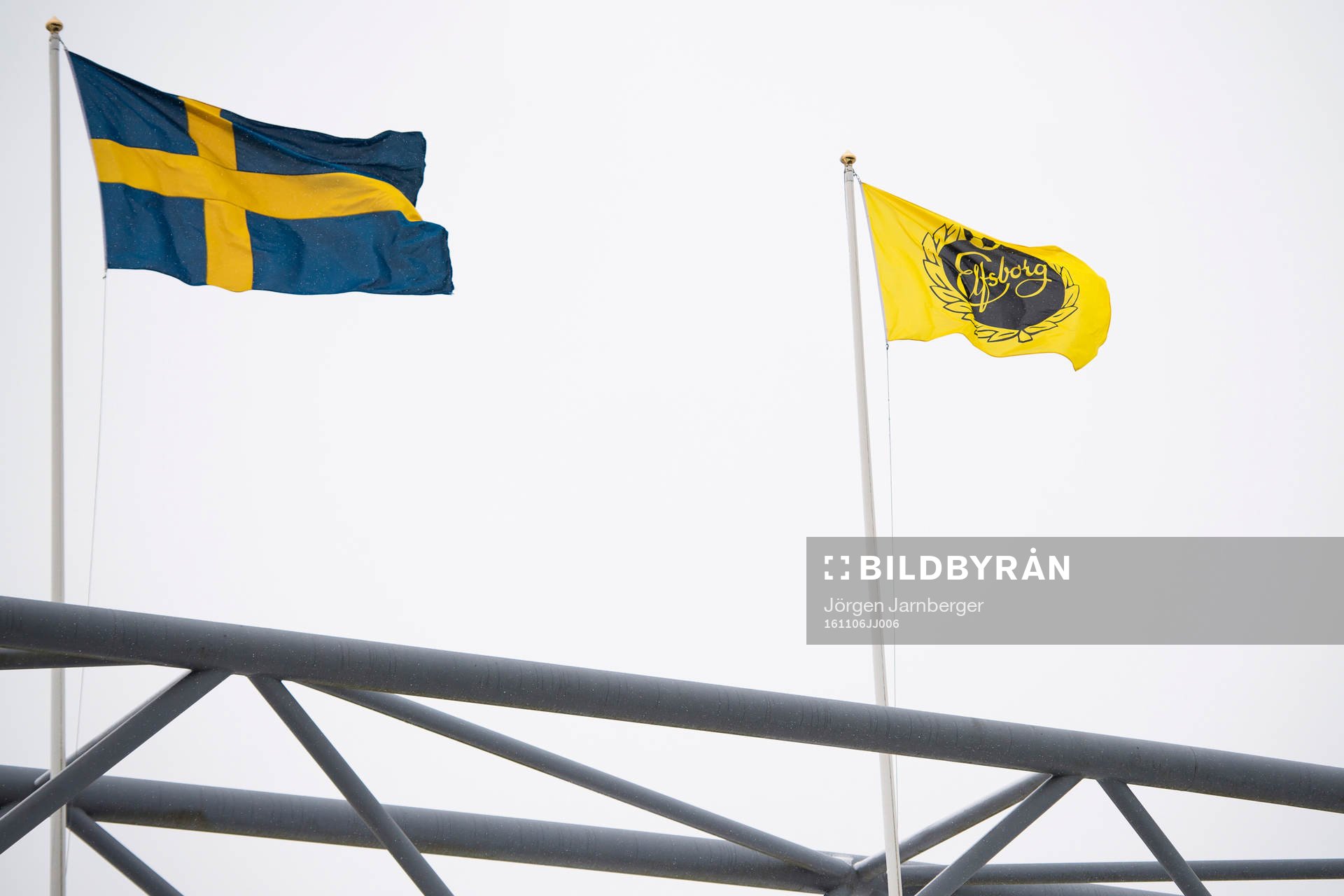 Svenska flaggan och Elfsborgs flagga