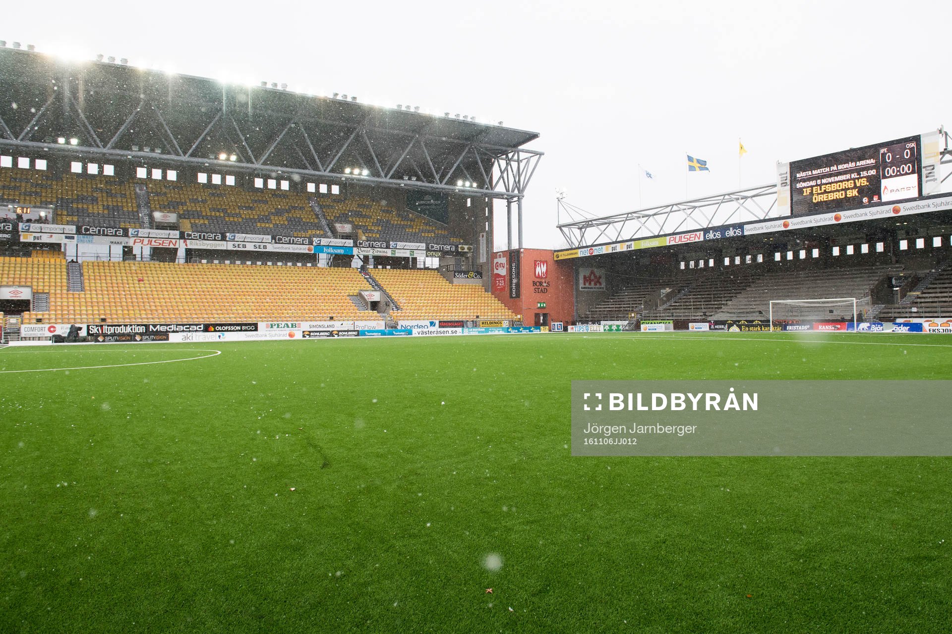 Snön faller på Borås arena innan fotbollsmatchen i