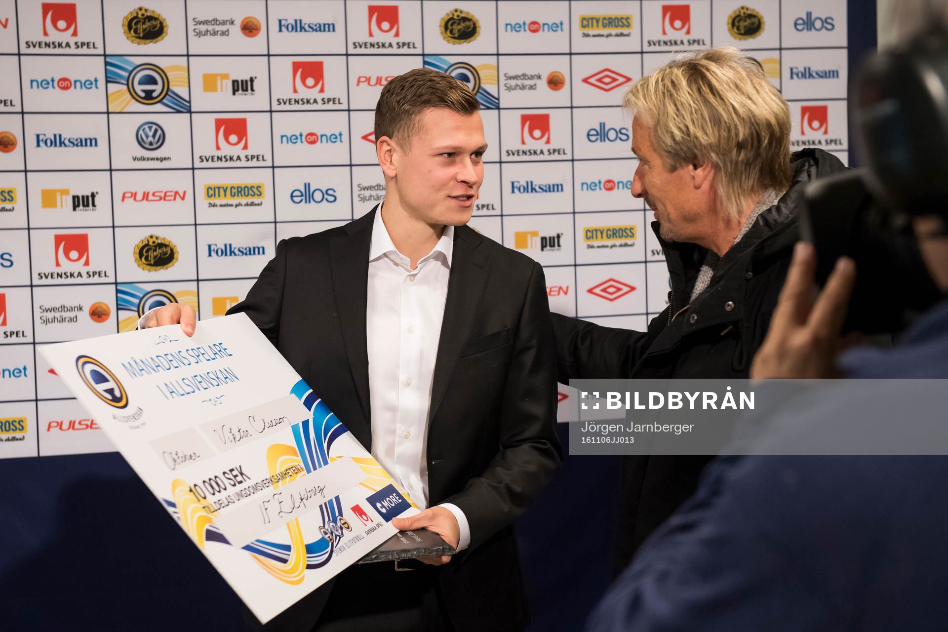 Elfsborgs Viktor Claesson tar emot priset Månadens