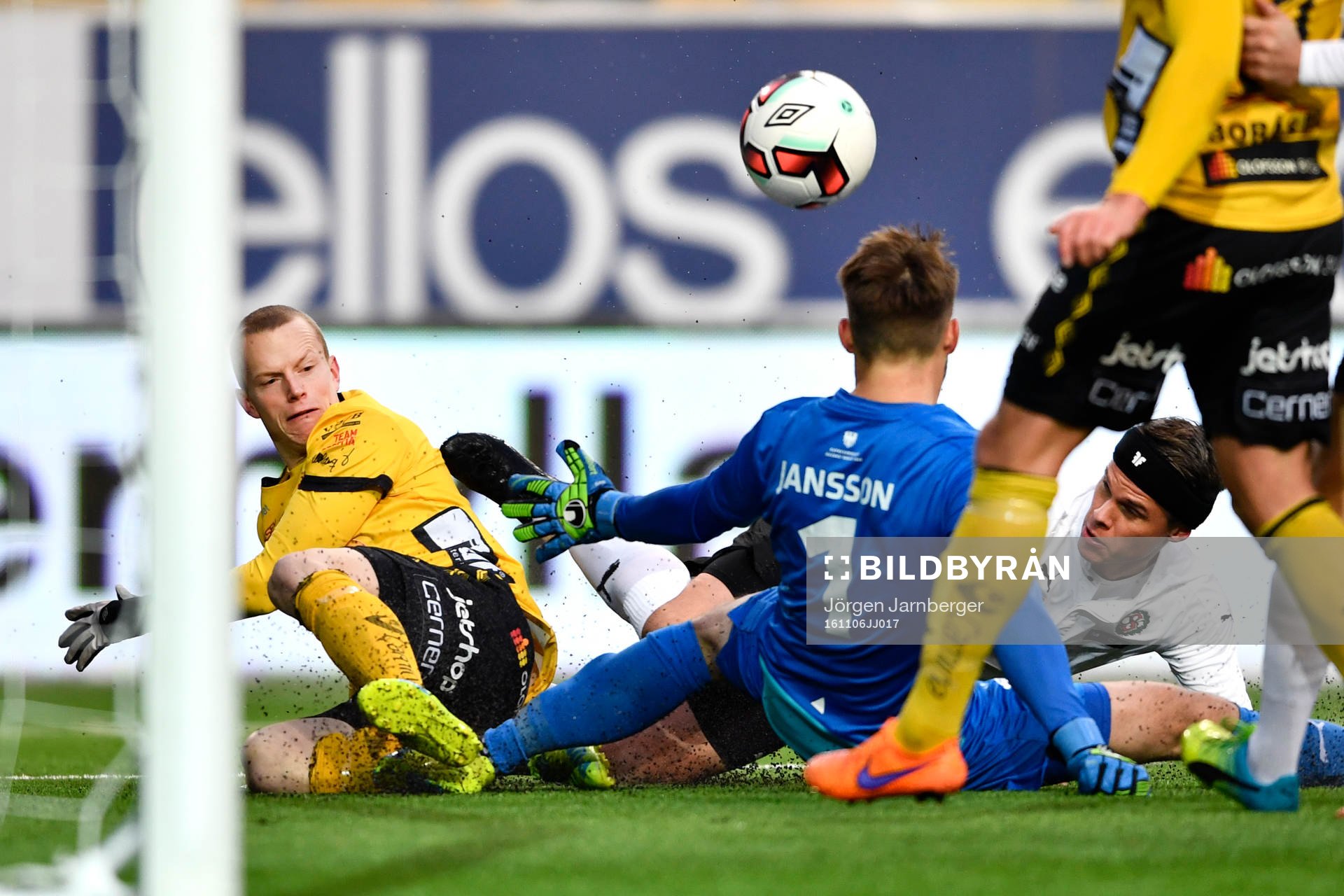 Elfsborgs Daniel Gustavsson i kamp med Örebros målvakt Oscar Jansson under fotbollsmatchen i Allsvenskan mellan Elfsborg och Örebro den 6 november 2016 i BORÅS.