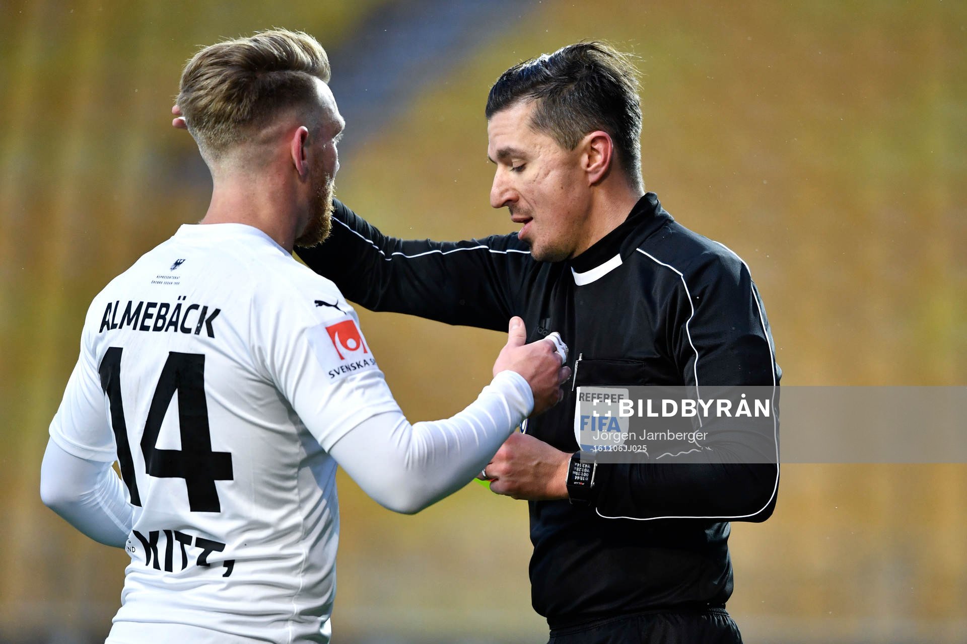 Örebros Michael Almebäck pratar med domare Bojan Pandzic