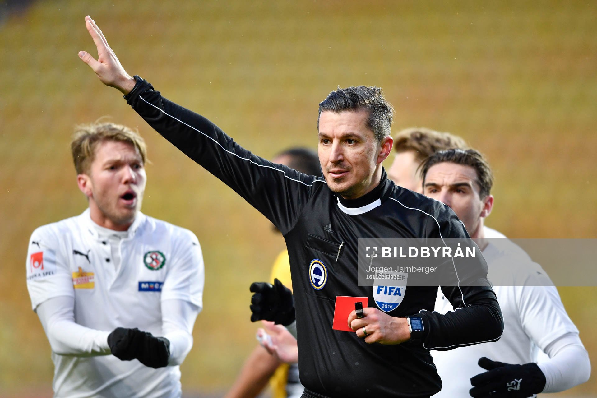 Domare Bojan Pandzic ger rött kort till Örebros Michael
