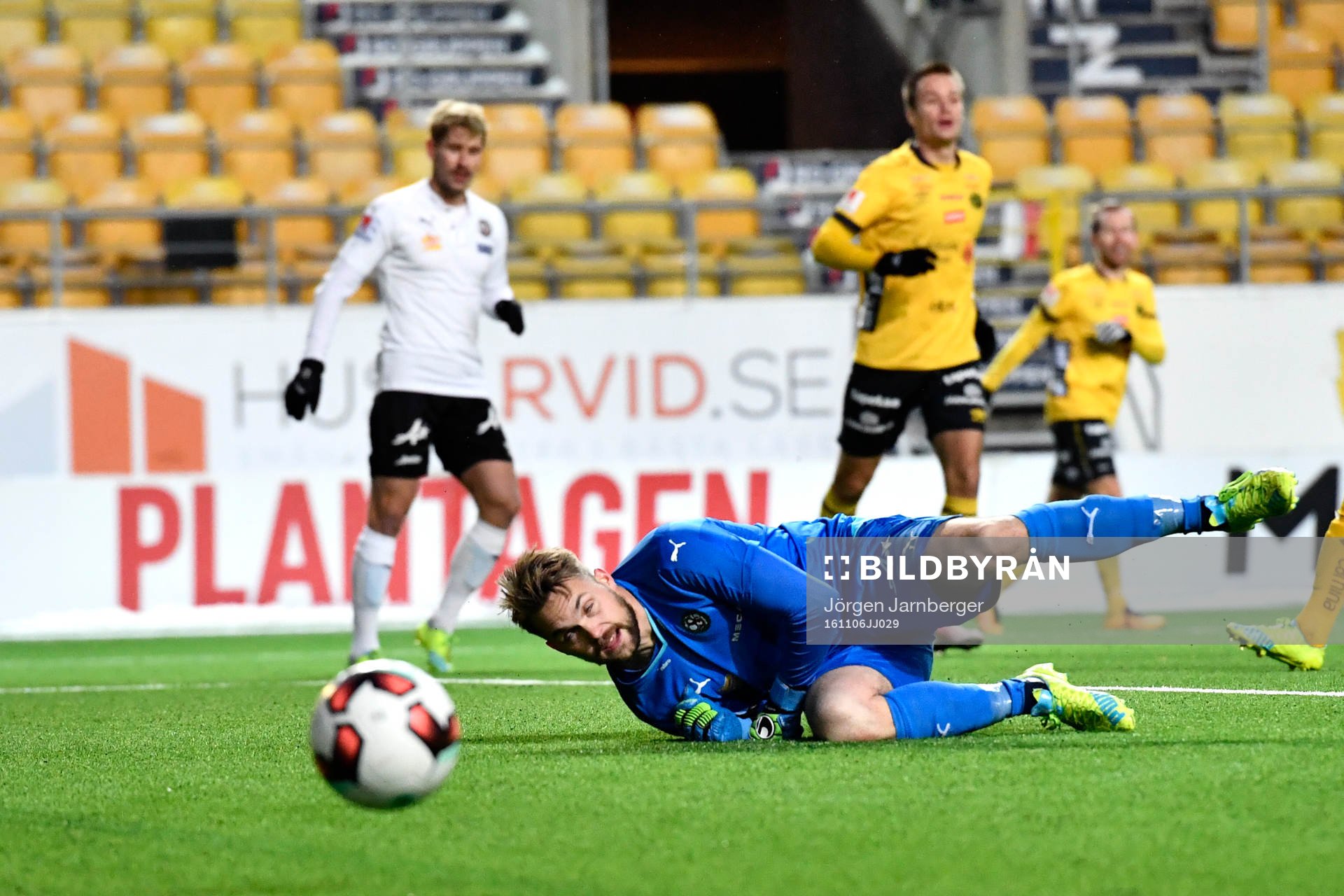 Örebros målvakt Oscar Jansson tittar