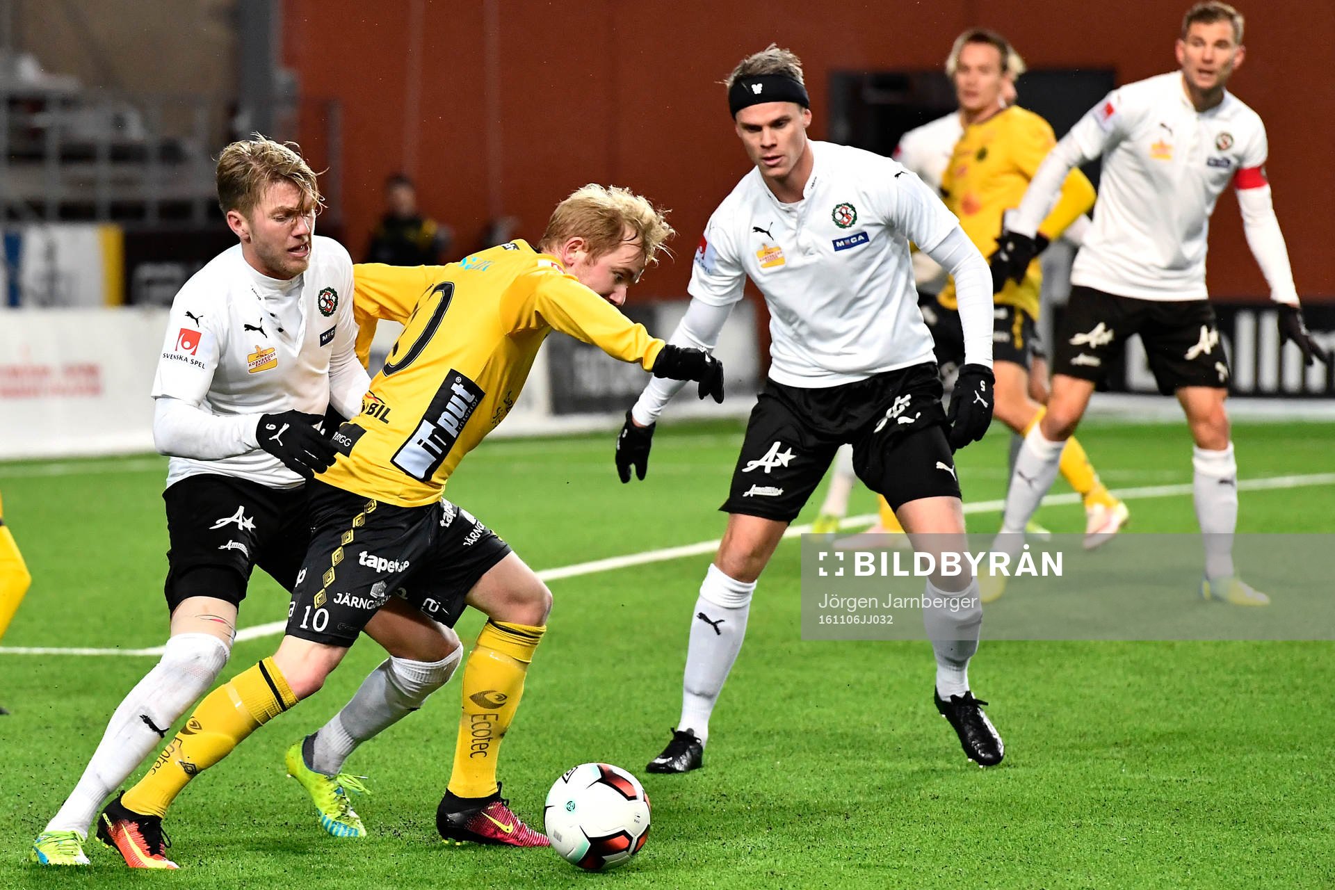Örebros Martin Broberg i kamp om bollen med Elfsborgs
