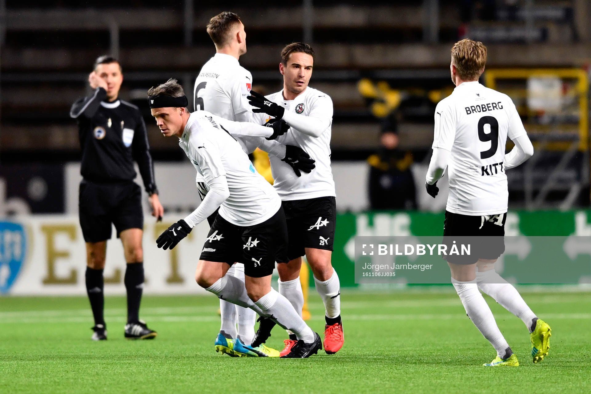 Örebros Nordin Gerzic jublar efter att han gjort 2-1 under fotbollsmatchen i Allsvenskan mellan Elfsborg och Örebro den 6 november 2016 i BORÅS.