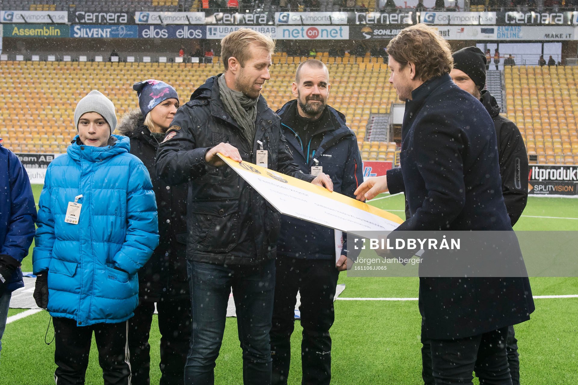 Ledare från Ödeshög IK överlämnar en check till