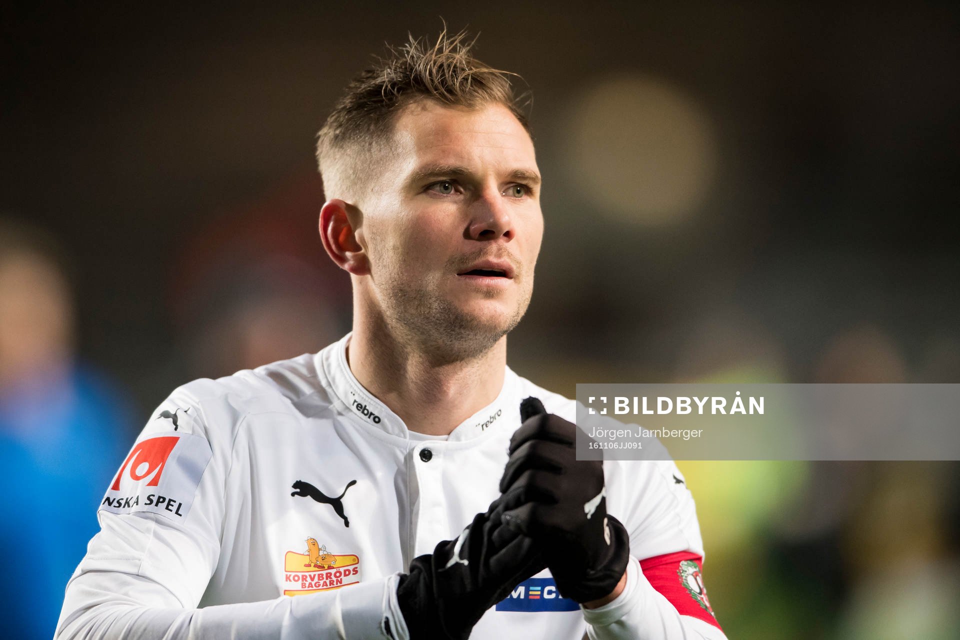 Örebros Robert Åhman Persson tackar supportrarna