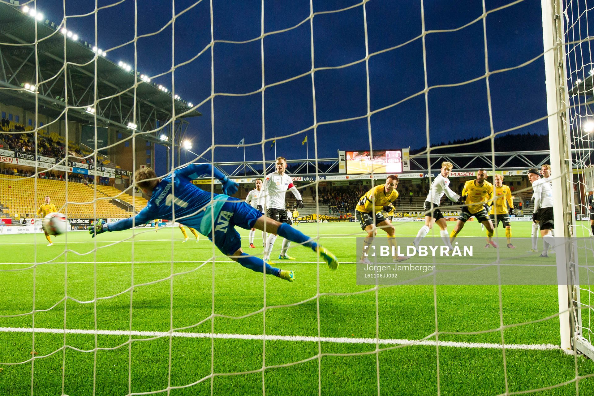 Elfsborgs Issam Jebali gör 2-0 på Örebros målvakt Oscar