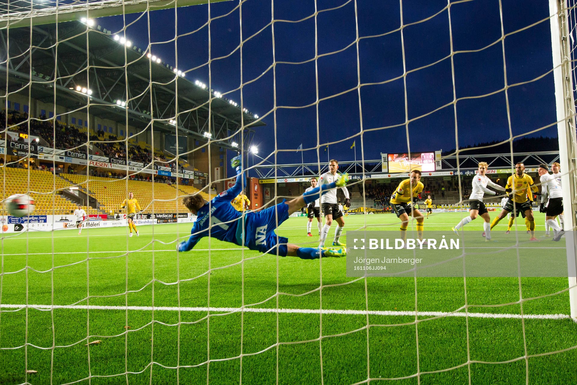Elfsborgs Issam Jebali gör 2-0 på Örebros målvakt Oscar
