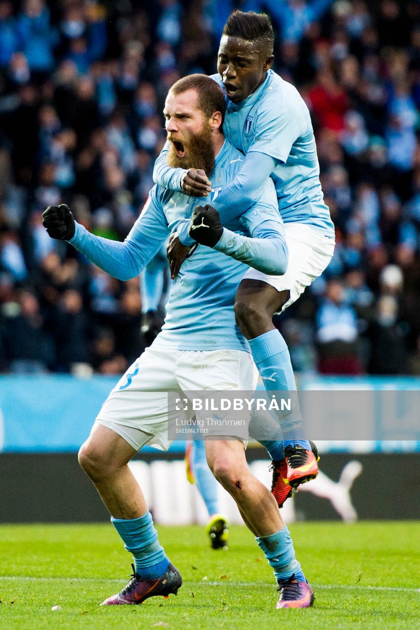 Malmö FFs Jo Inge Berget kramas om av Enock Kofi Adu efter han gjort 1-0 under fotbollsmatchen i Allsvenskan mellan Malmö FF och Hammarby den 6 november 2016 i Malmö.