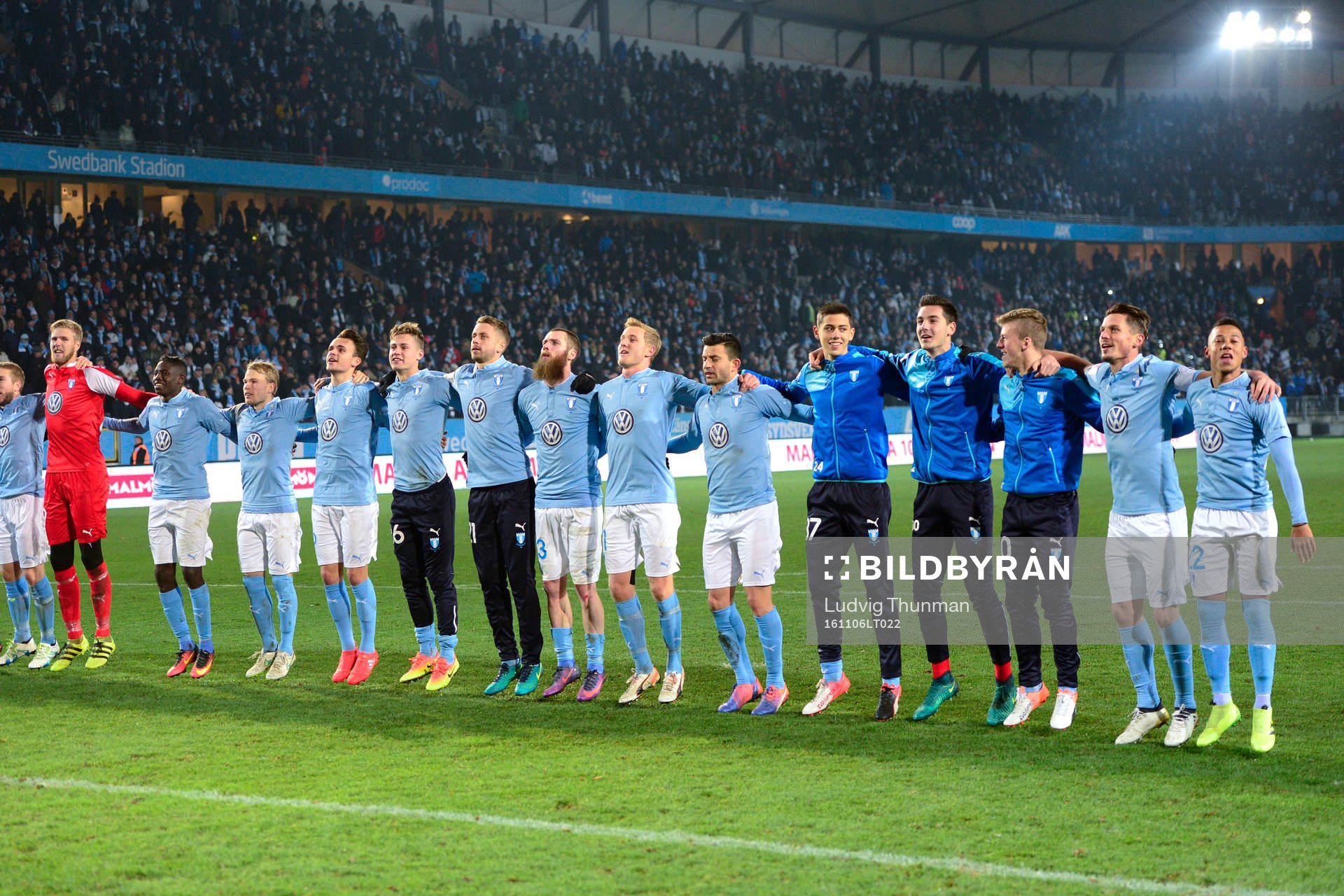 Malmö FFs spelare tackar publiken efter fotbollsmatchen i Allsvenskan mellan Malmö FF och Hammarby den 6 november 2016 i Malmö.