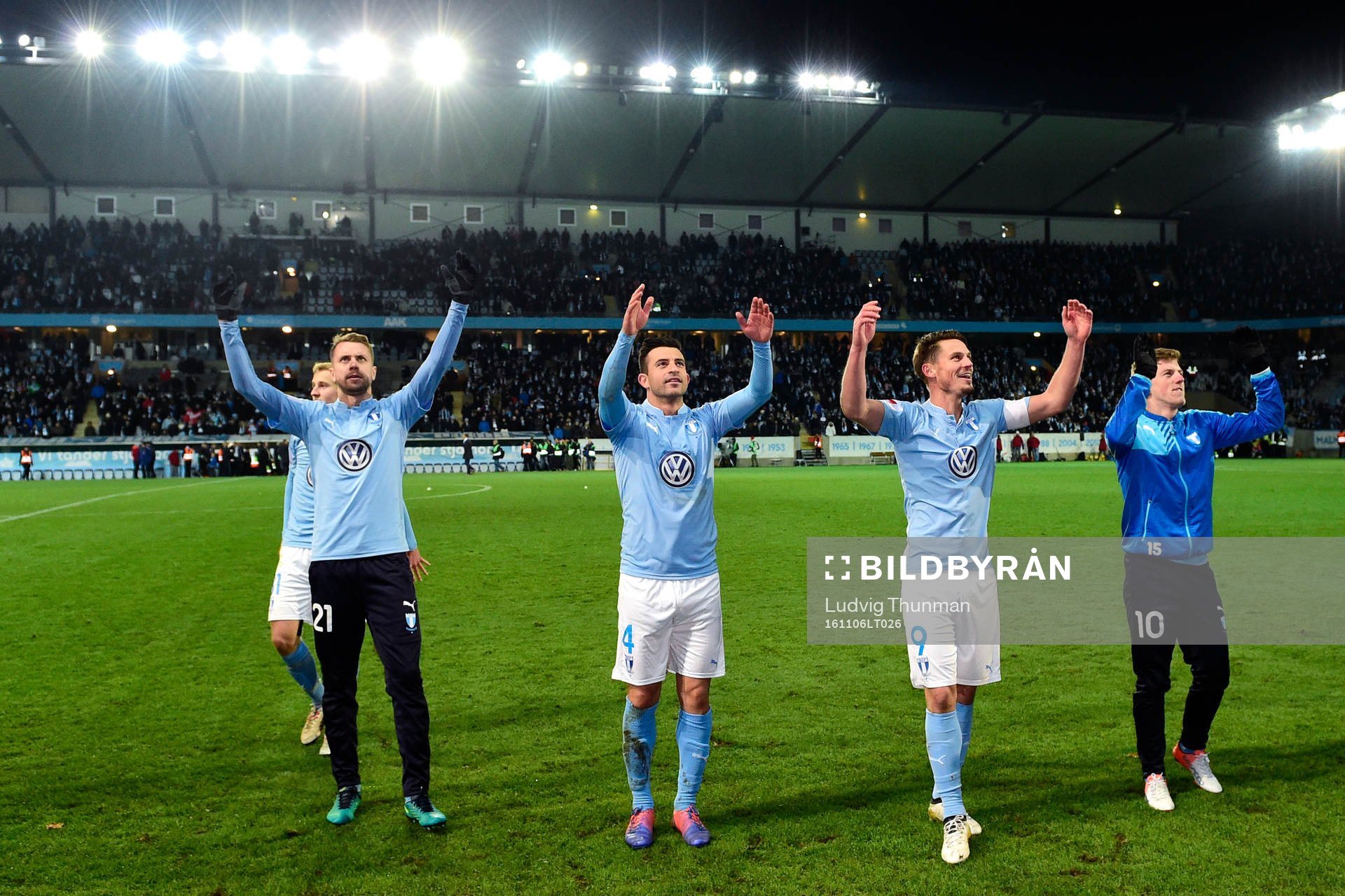 Malmö FFs Kari Arnason, Behrang Safari och Markus Rosenberg tackar publiken efter fotbollsmatchen i Allsvenskan mellan Malmö FF och Hammarby den 6 november 2016 i Malmö.