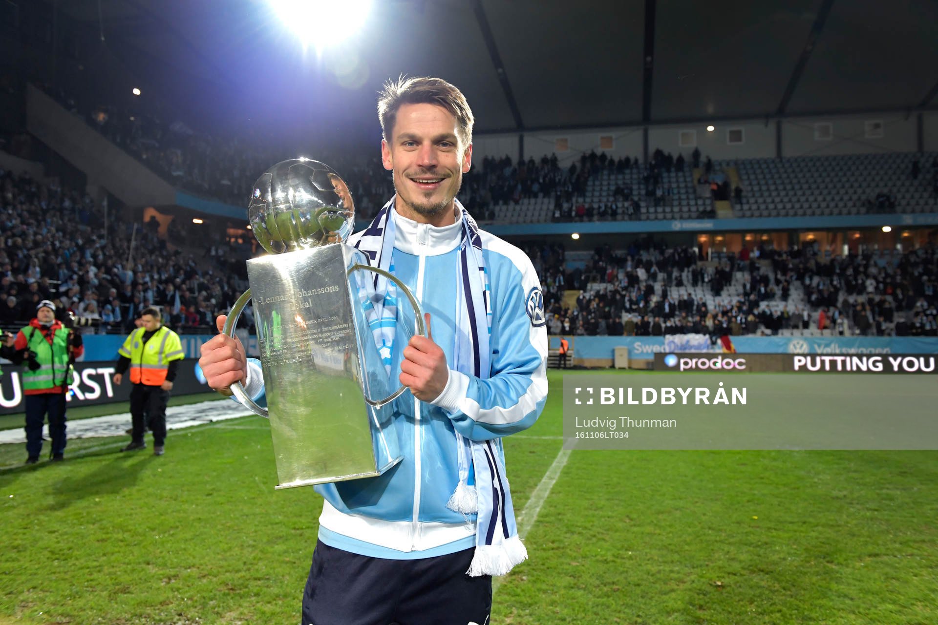 Malmö FFs Markus Rosenberg jublar för SM-guldet med pokalen efter fotbollsmatchen i Allsvenskan mellan Malmö FF och Hammarby den 6 november 2016 i Malmö.