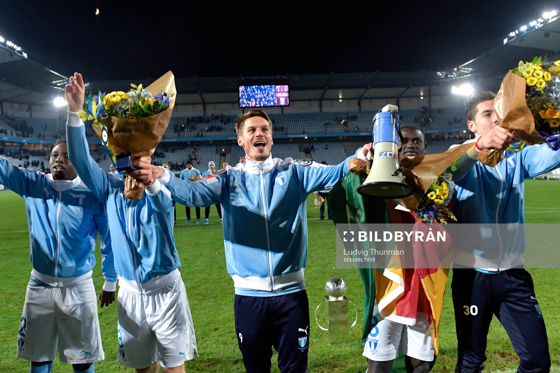 Malmö FFs Markus Rosenberg jublar tillsammans med sina lagkamrater för SM-guldet efter fotbollsmatchen i Allsvenskan mellan Malmö FF och Hammarby den 6 november 2016 i Malmö.