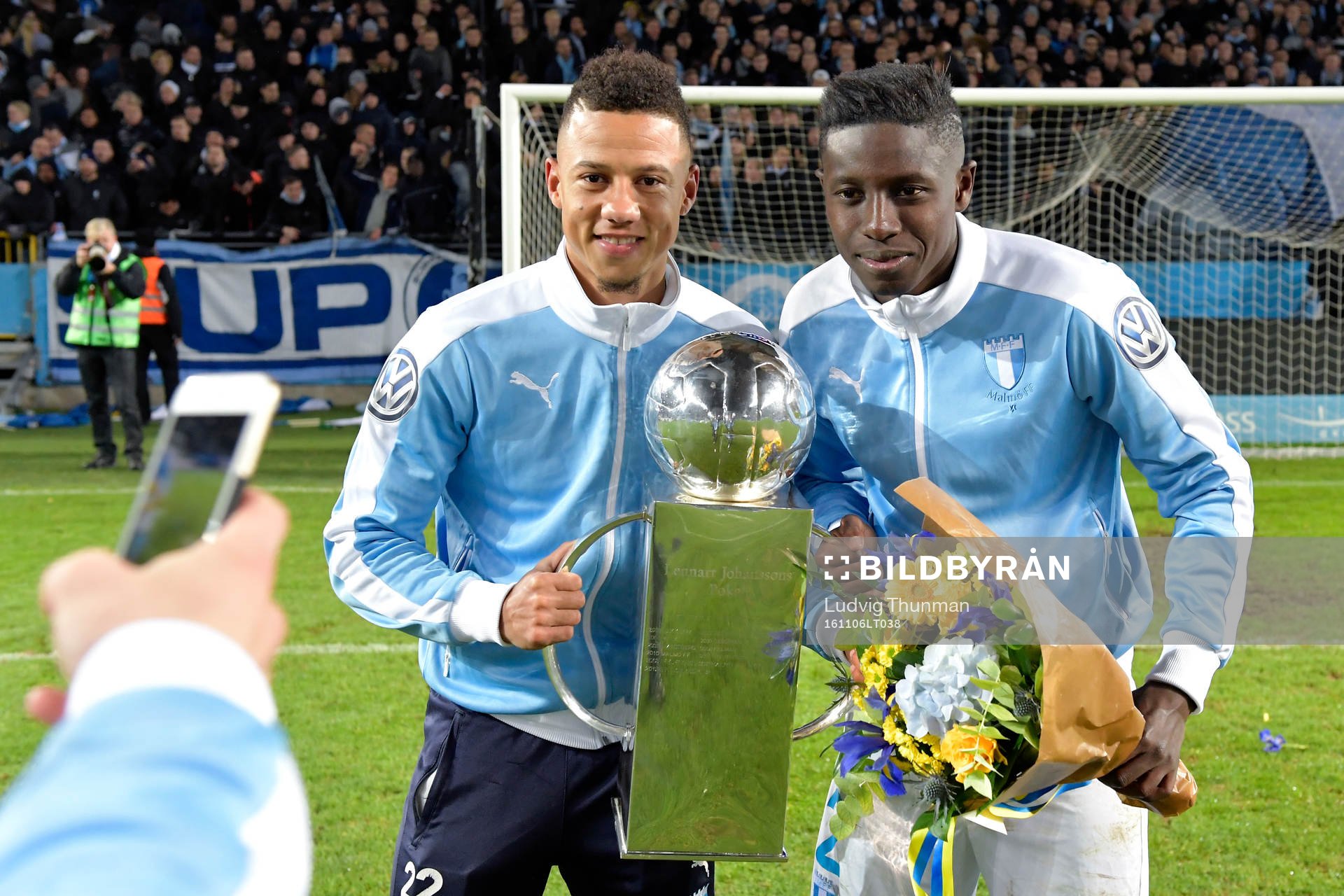 Malmö FFs Tobias Sana och Pa Konate jublar för SM-guldet